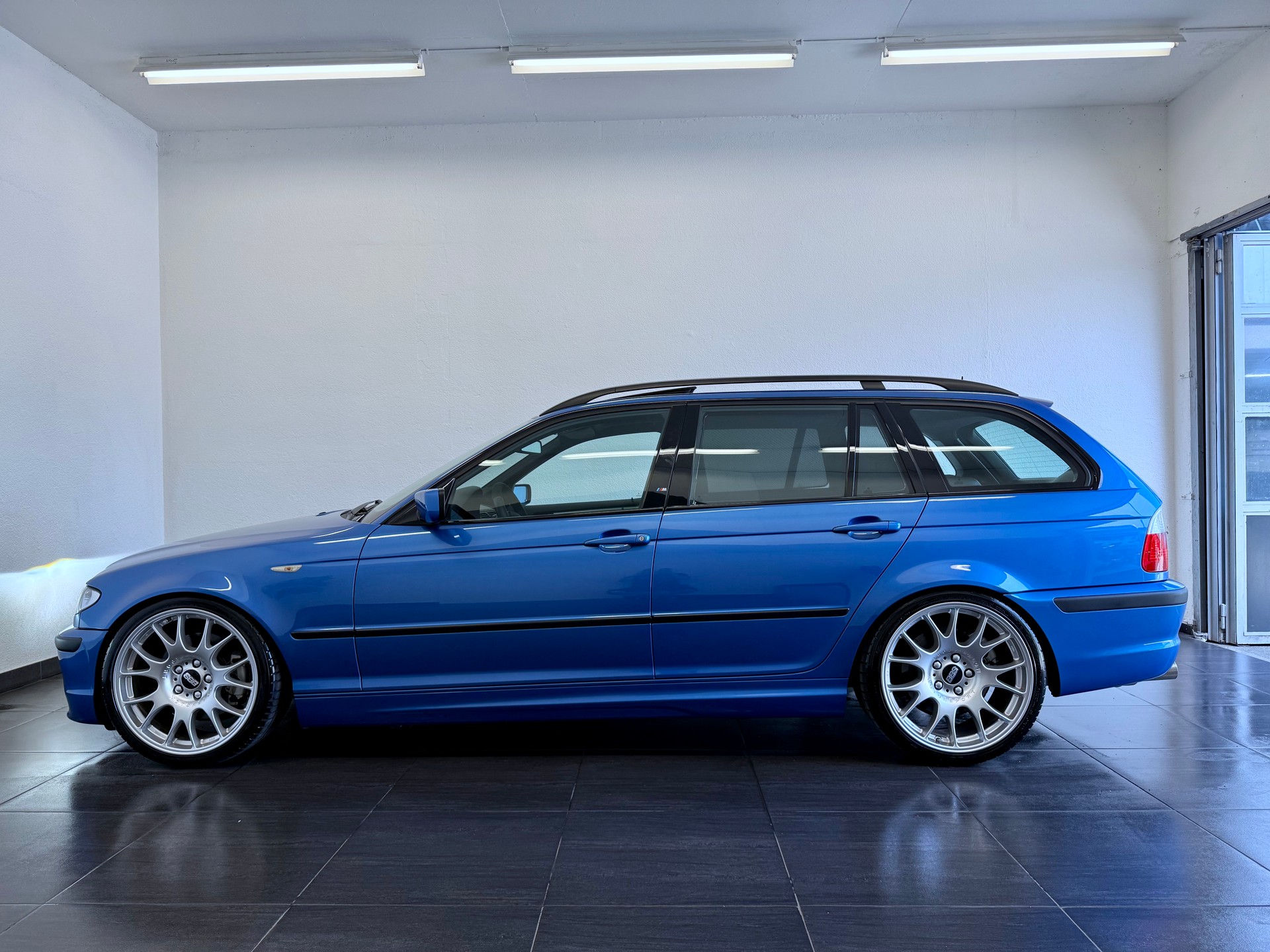 BMW 330i Touring-image-6
