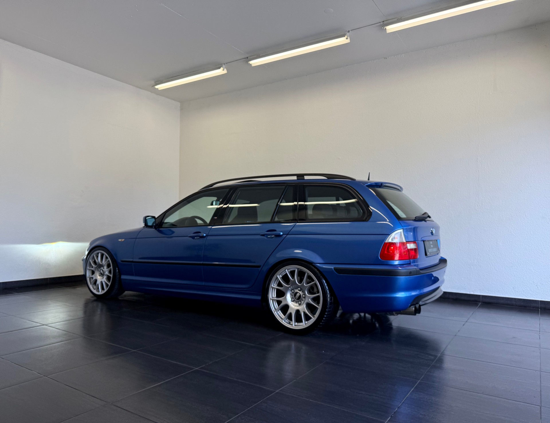 BMW 330i Touring-image-9