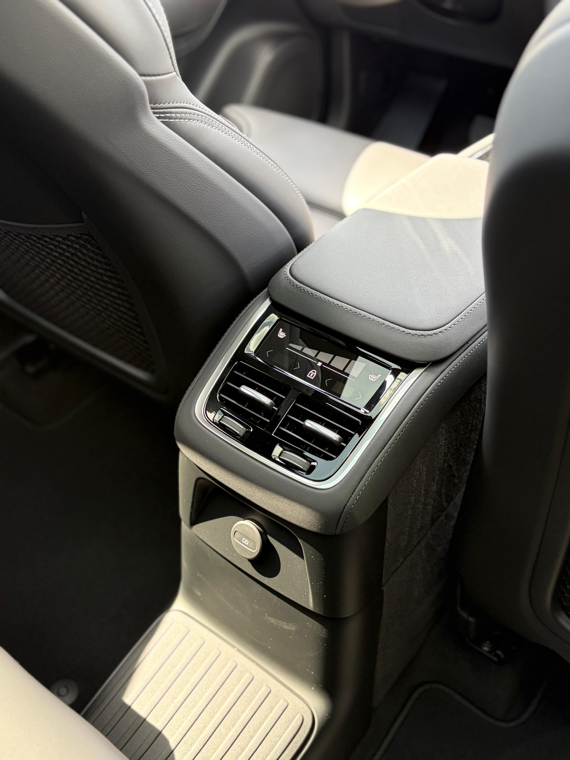 VOLVO XC90 2.0 T8 TE Black Edition eAWD-image-18