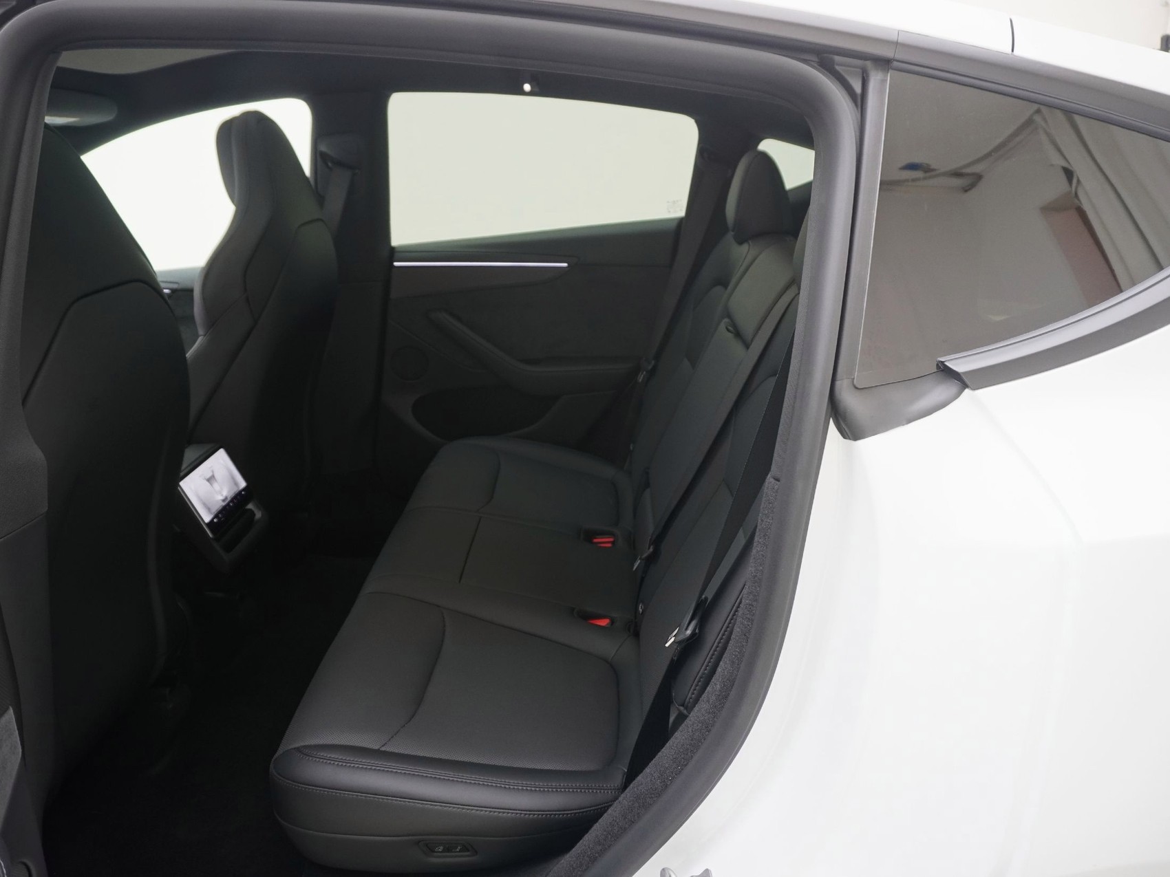 TESLA Model Y Performance AWD-image-16
