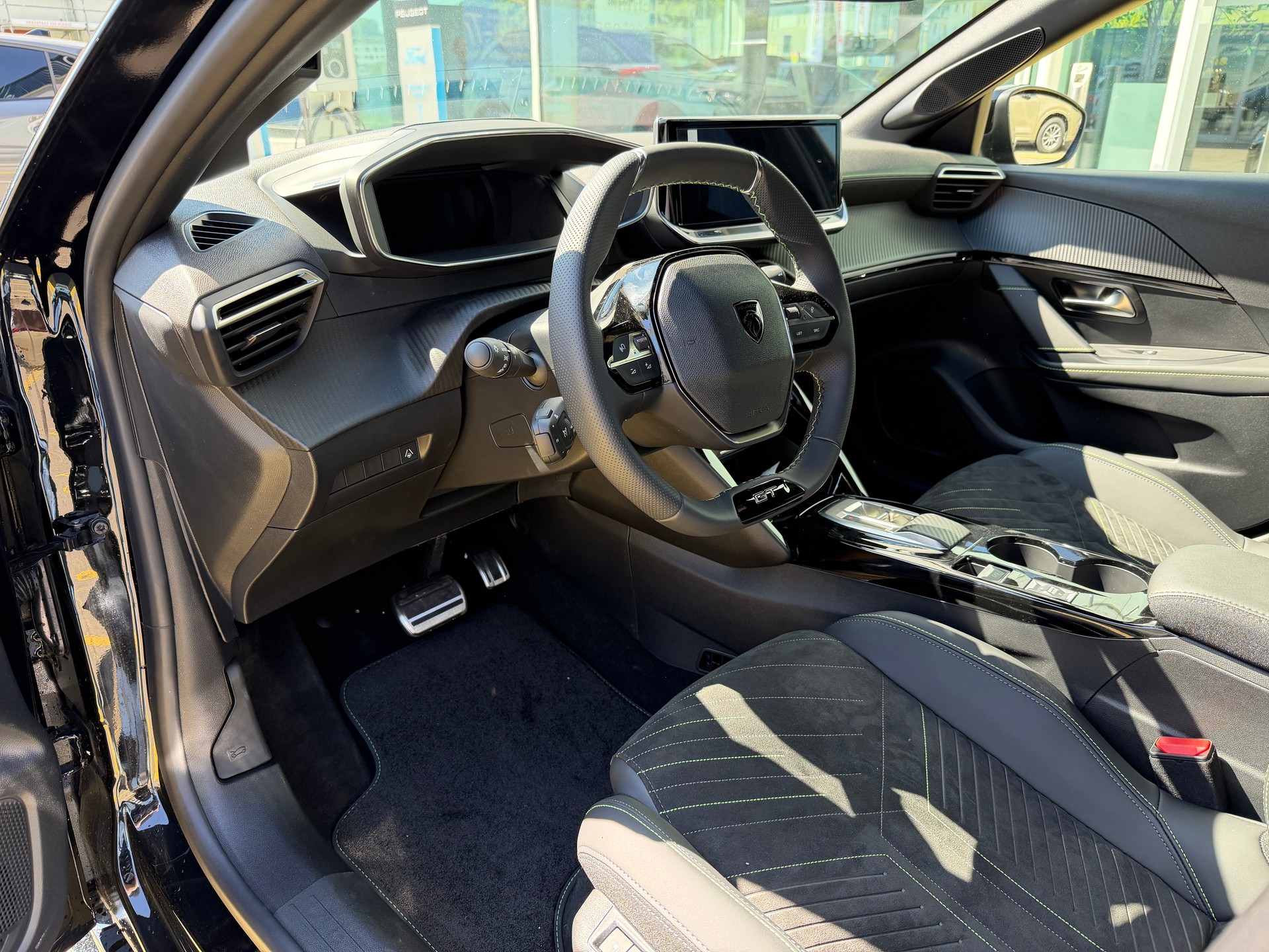 PEUGEOT 208 1.2 Hybrid 145 GT-image-9