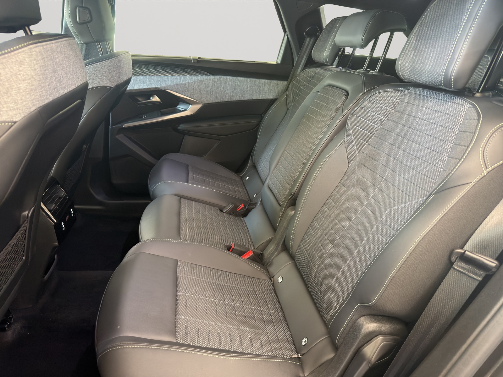 PEUGEOT 5008 1.2 Hybrid 145 GT-image-7