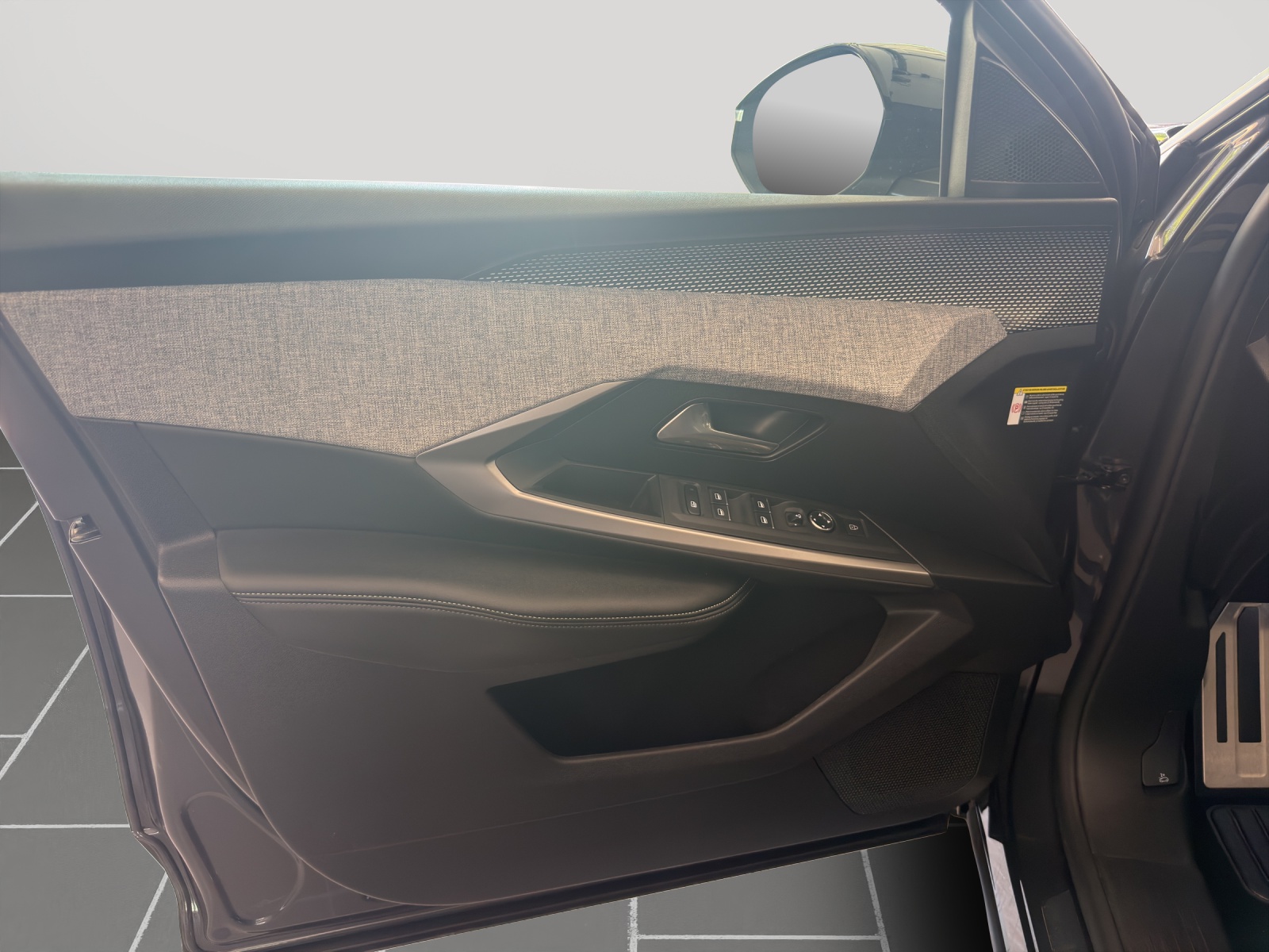 PEUGEOT 5008 1.2 Hybrid 145 GT-image-13