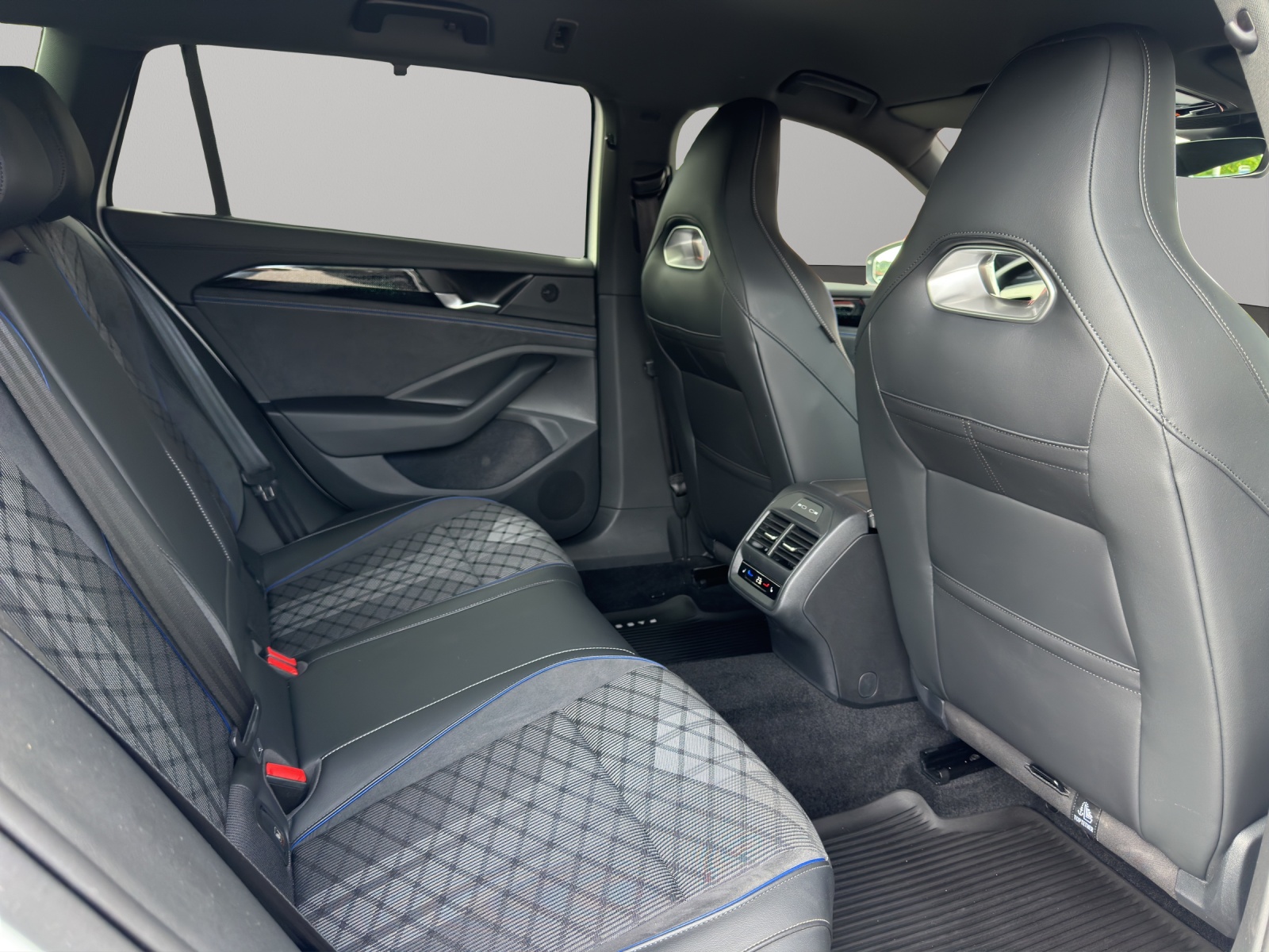 VW Passat Variant 2.0 TDI evo R-Line 4 Motion DSG *Anhängerkupplung 2200kg*-image-14