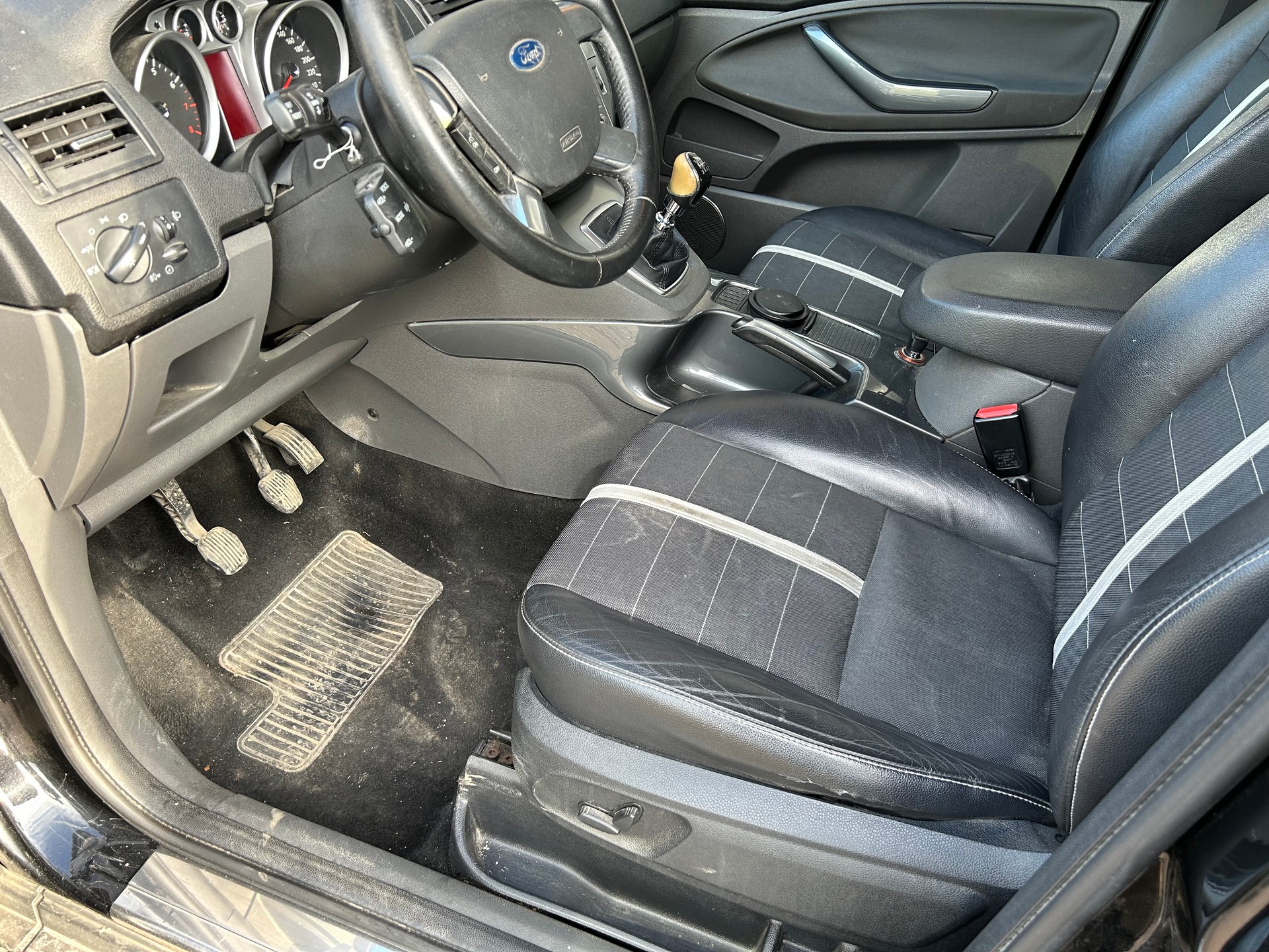 FORD Kuga 2.5 Turbo Titanium 4WD-image-10