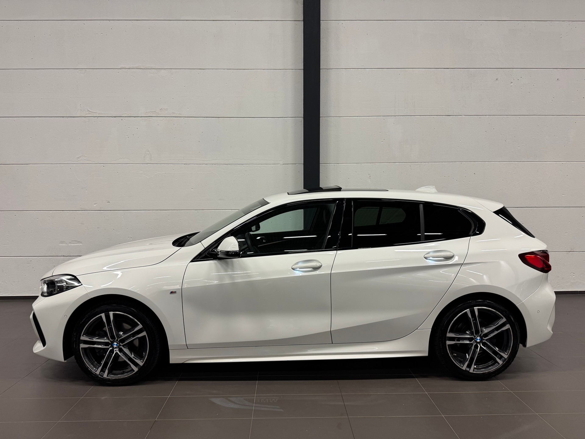 BMW 118i Pure M Sport Steptronic-image-8