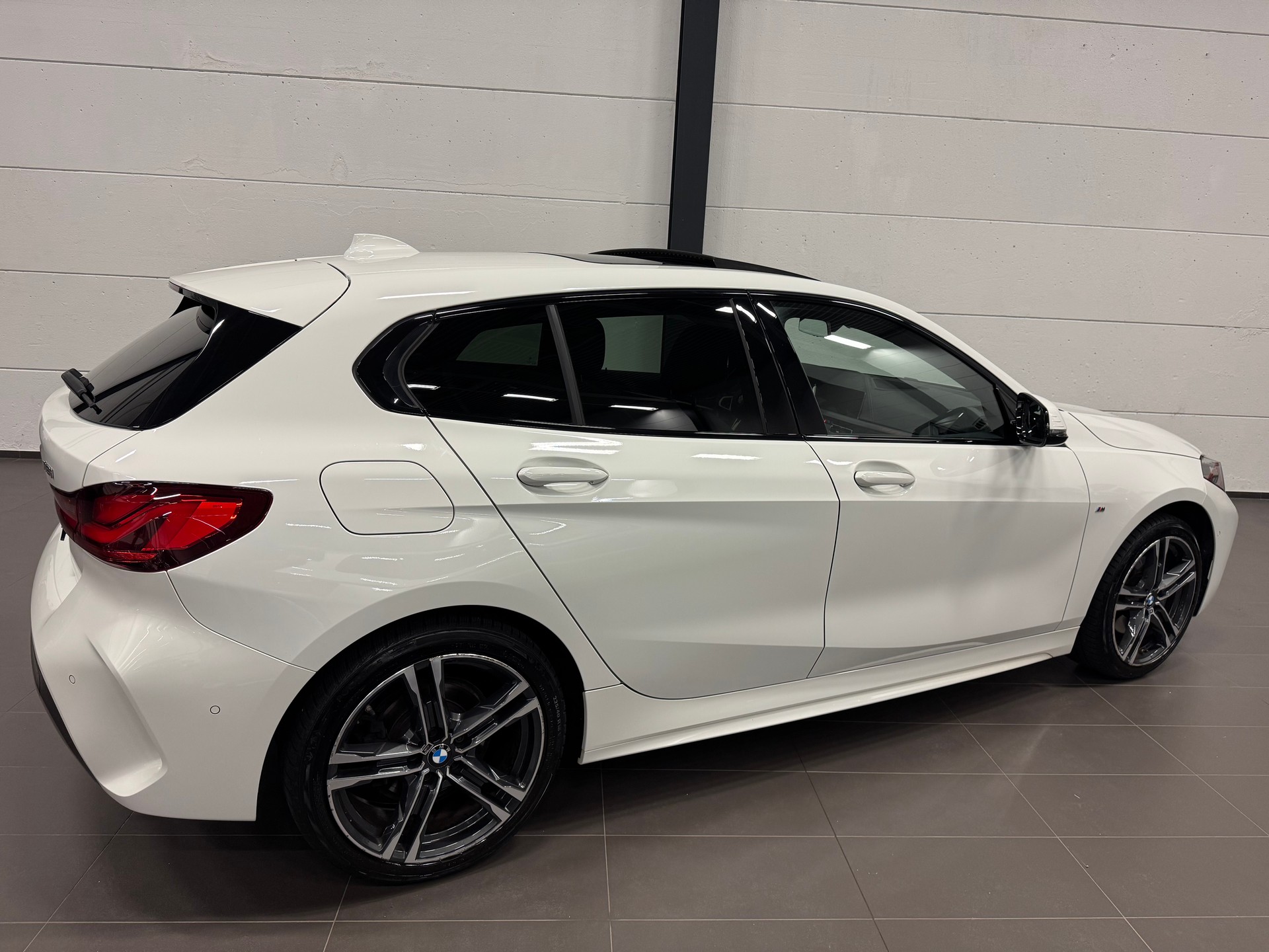 BMW 118i Pure M Sport Steptronic-image-10