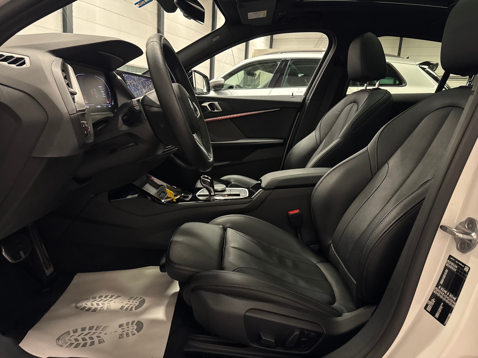 BMW 118i Pure M Sport Steptronic-image-17