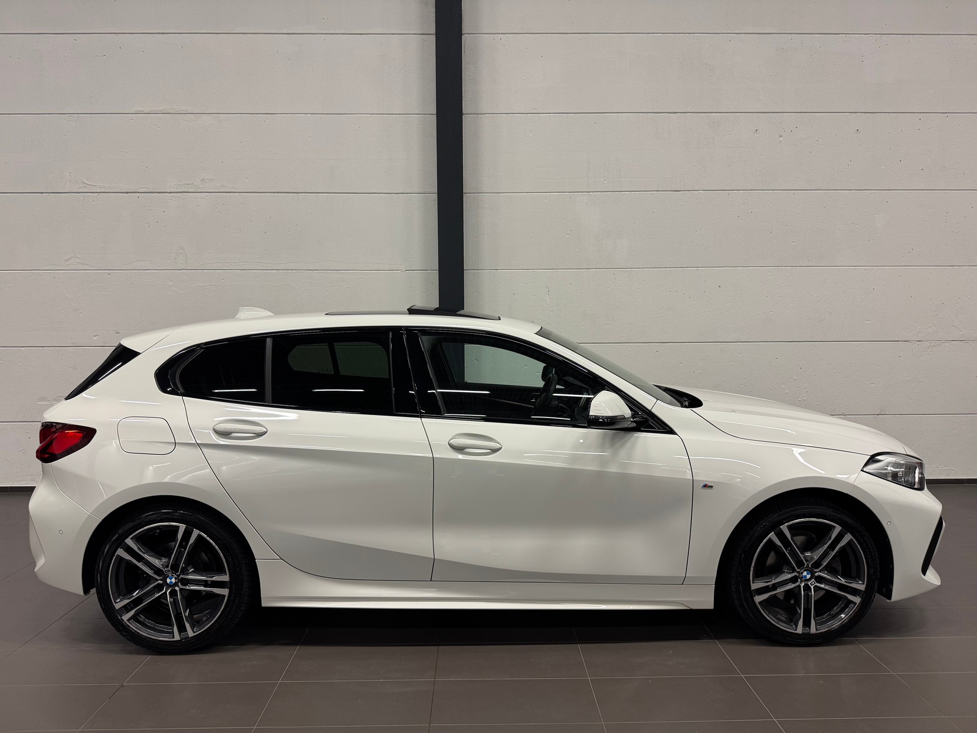 BMW 118i Pure M Sport Steptronic-image-9