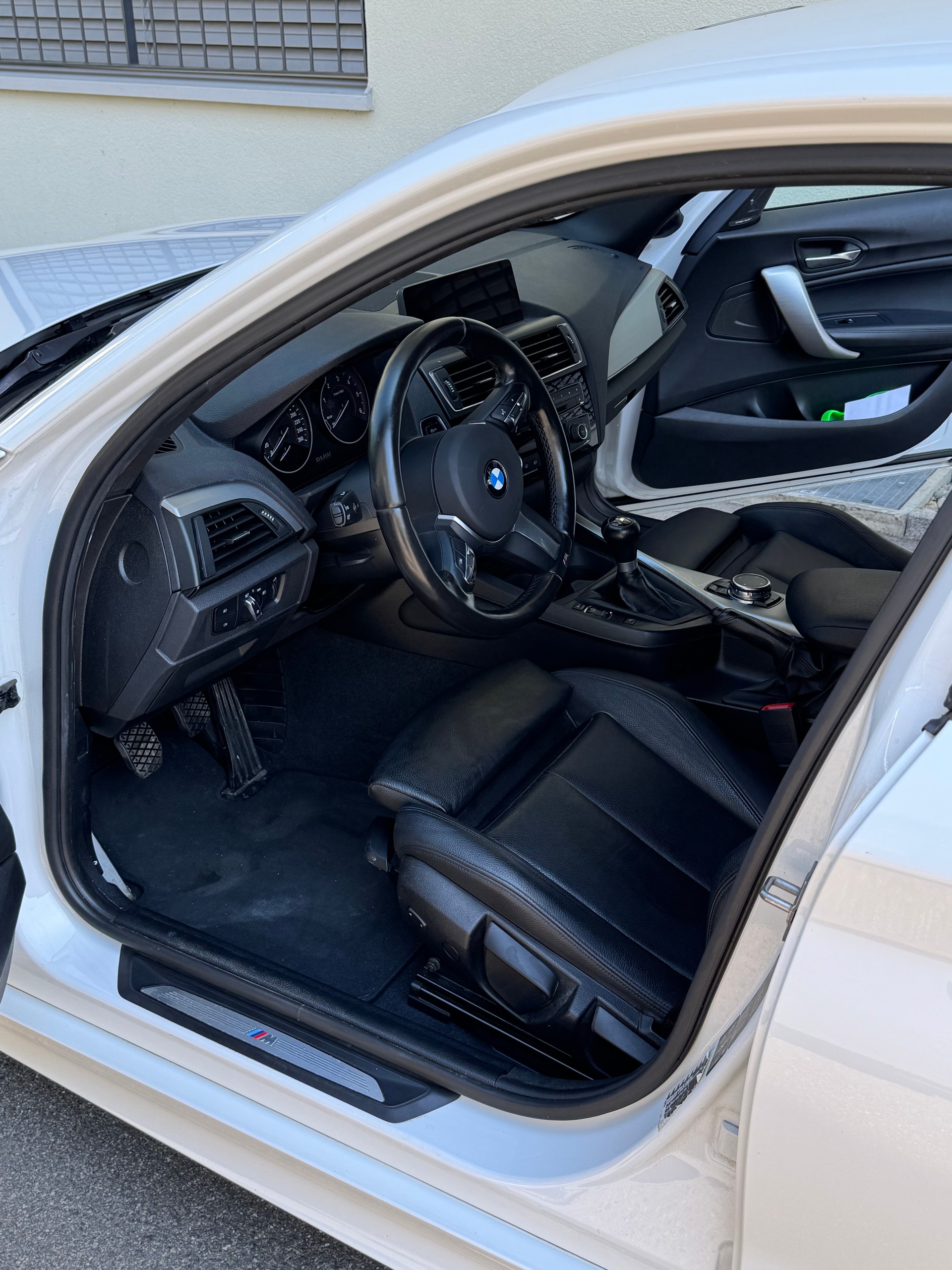 BMW 118d xDrive-image-1