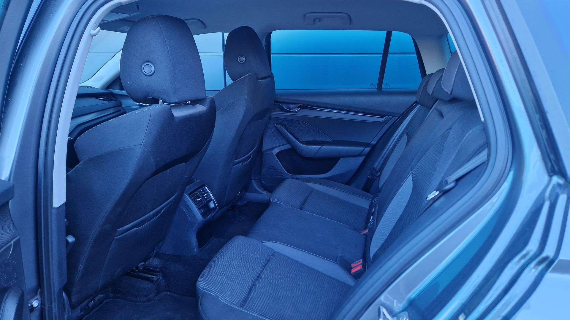 SKODA Octavia Combi 2.0 TSI Ambition DSG 4x4-image-11