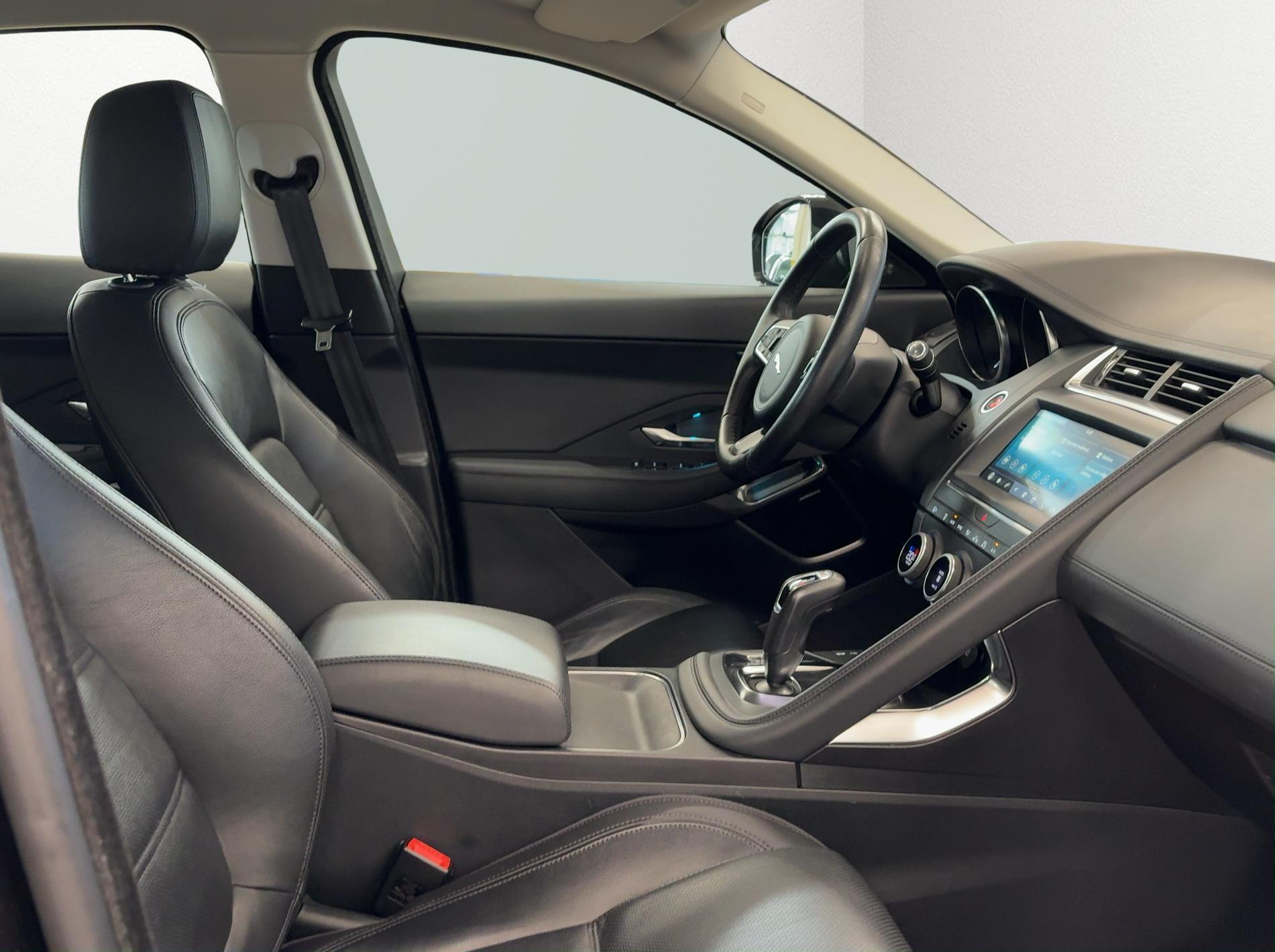 JAGUAR E-Pace 2.0 T 200 SE AWD-image-8