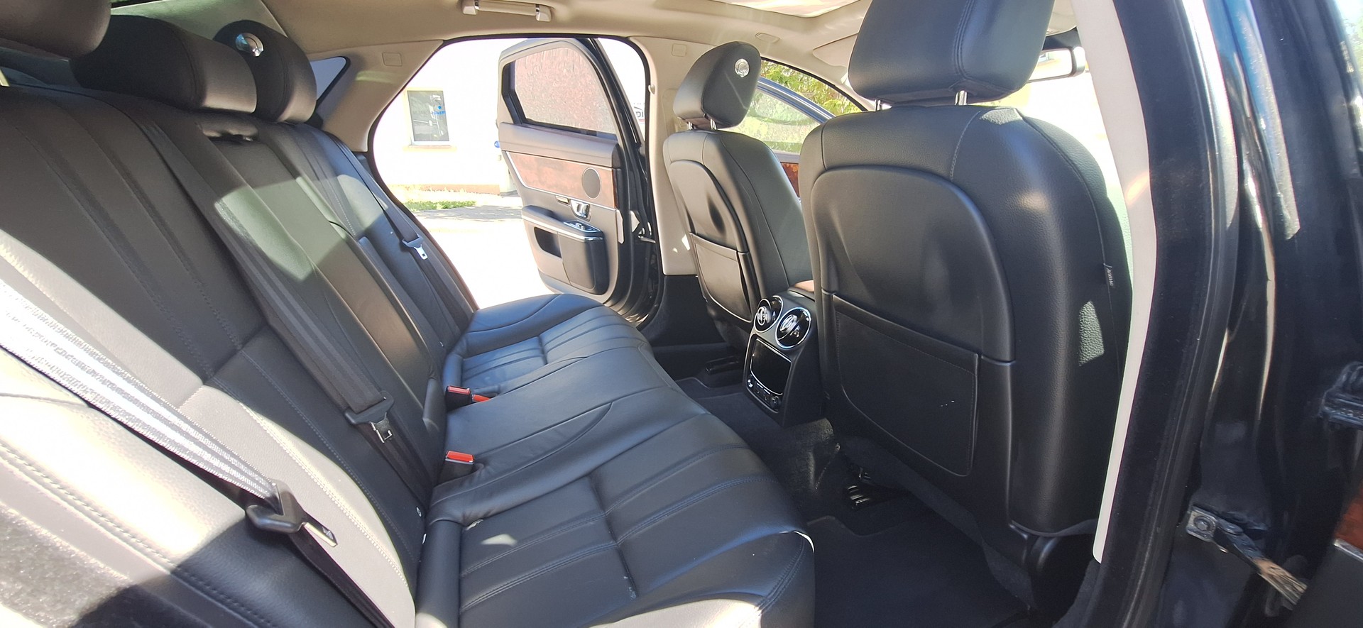 JAGUAR XJ 3.0d V6 Premium Luxury Automatic-image-12