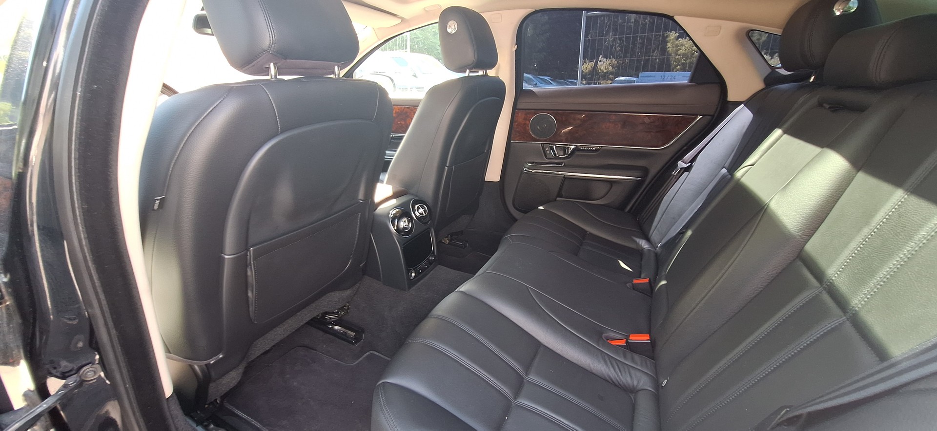 JAGUAR XJ 3.0d V6 Premium Luxury Automatic-image-9