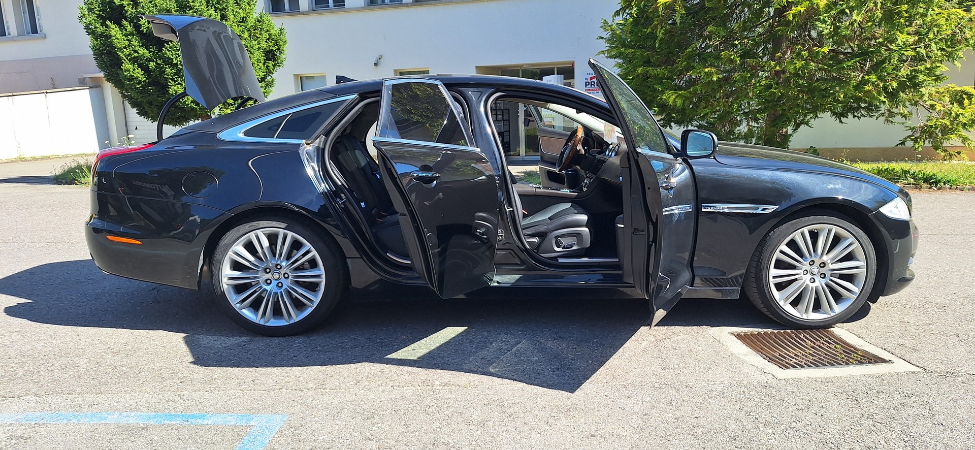 JAGUAR XJ 3.0d V6 Premium Luxury Automatic-image-21