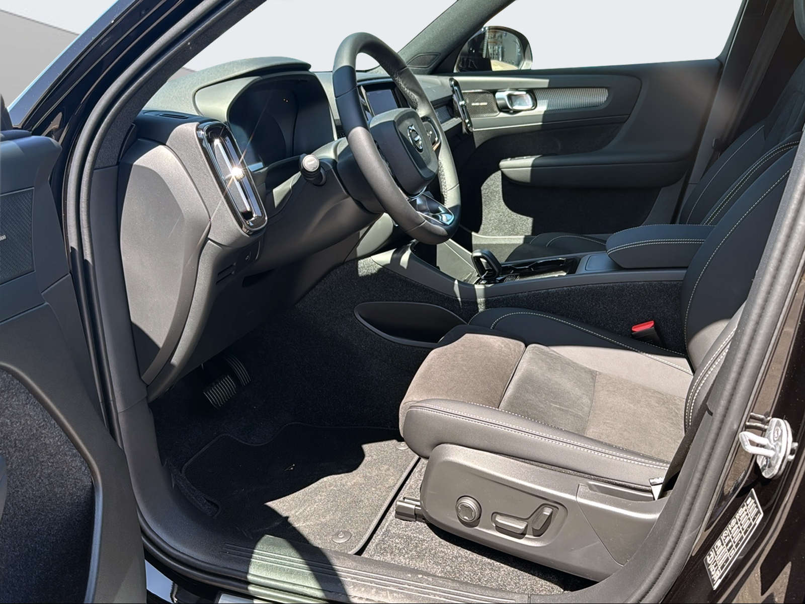 VOLVO EX40 Twin Black Edition AWD-image-9