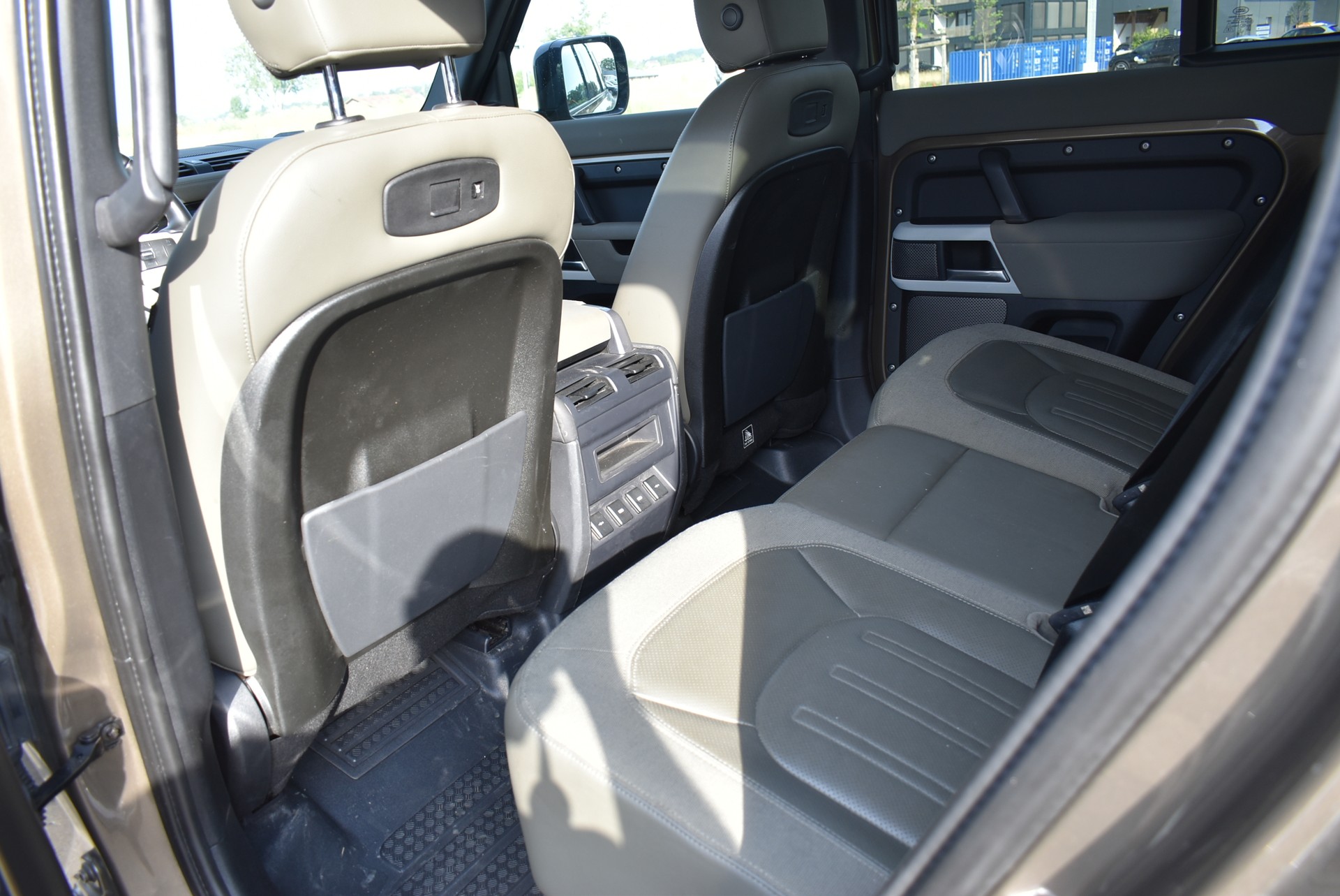 LAND ROVER Defender 110 P400 I6 S 3.0 AT8-image-2