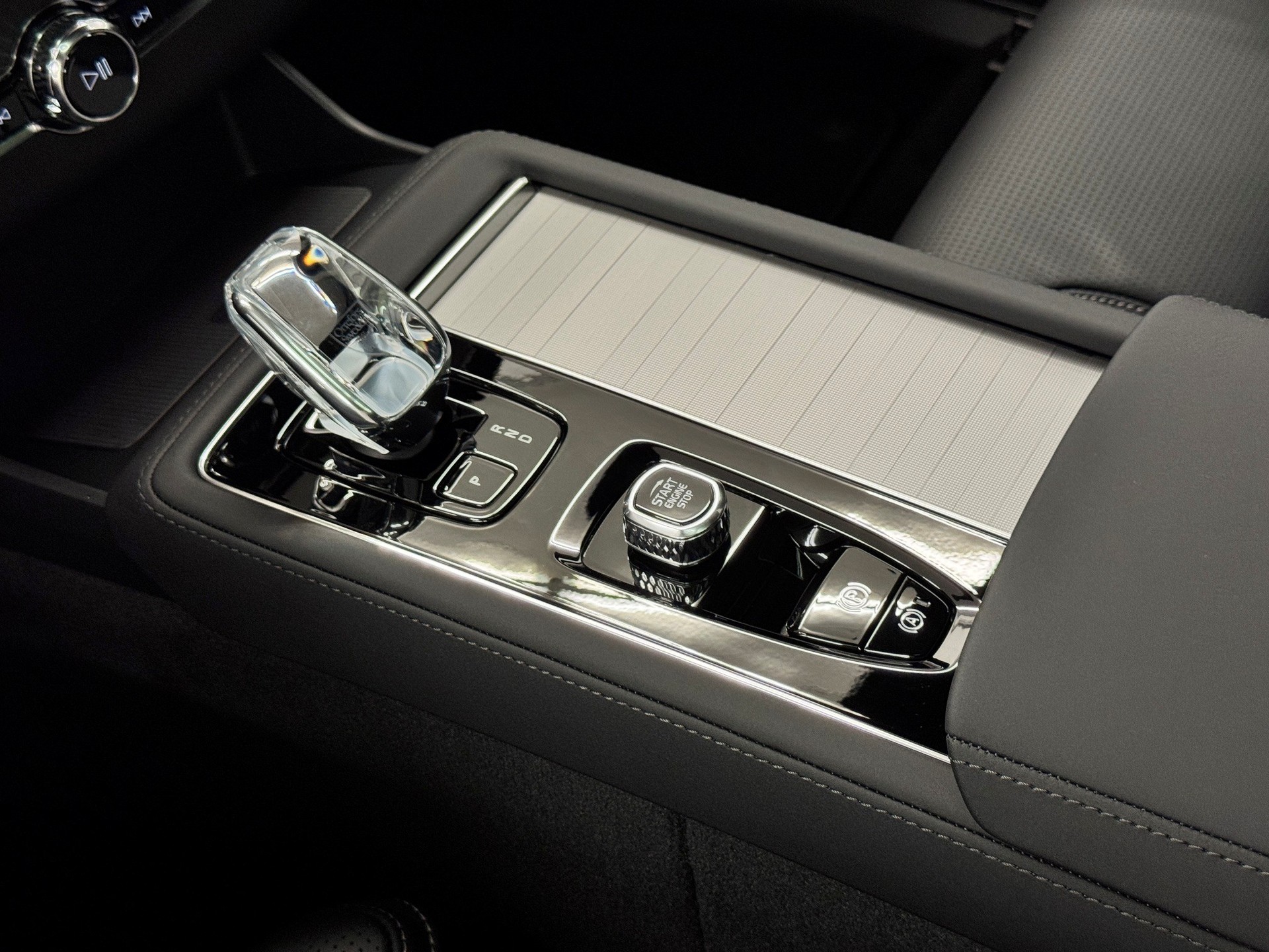 VOLVO XC90 2.0 T8 TE XCLUSIVE Edition Dark eAWD-image-17