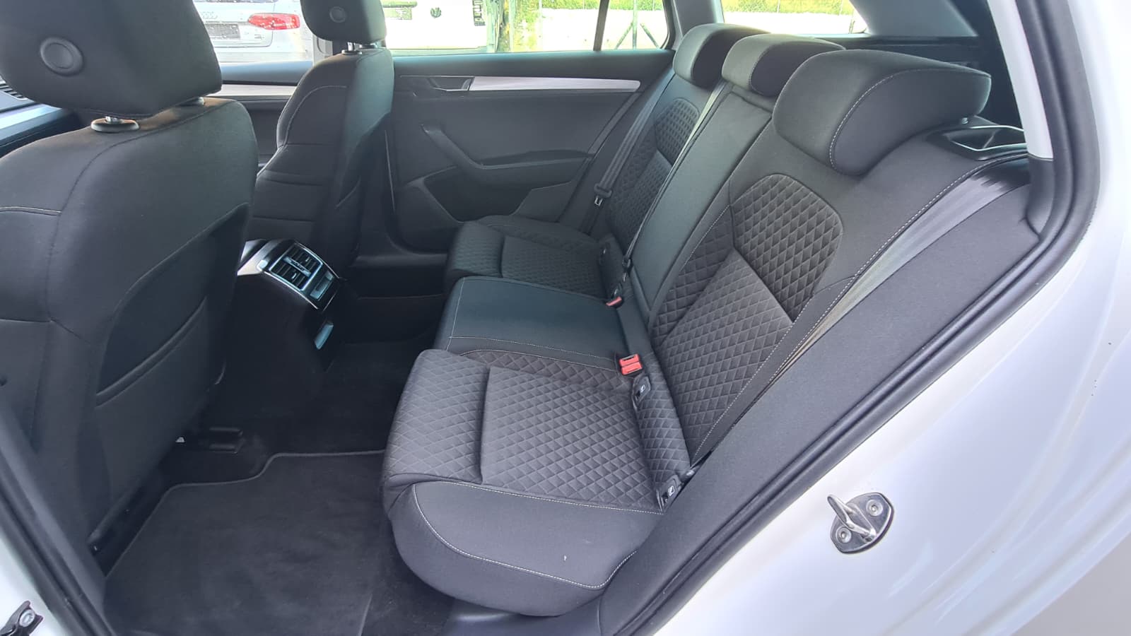 SKODA Superb Combi 2.0 TDi Ambition 4x4 DSG ** Gr-Navi ** RF-Kamera ** Abstandsregelsysteme ** Sitzheizung ** Frisch Ab MFK & Service-image-17