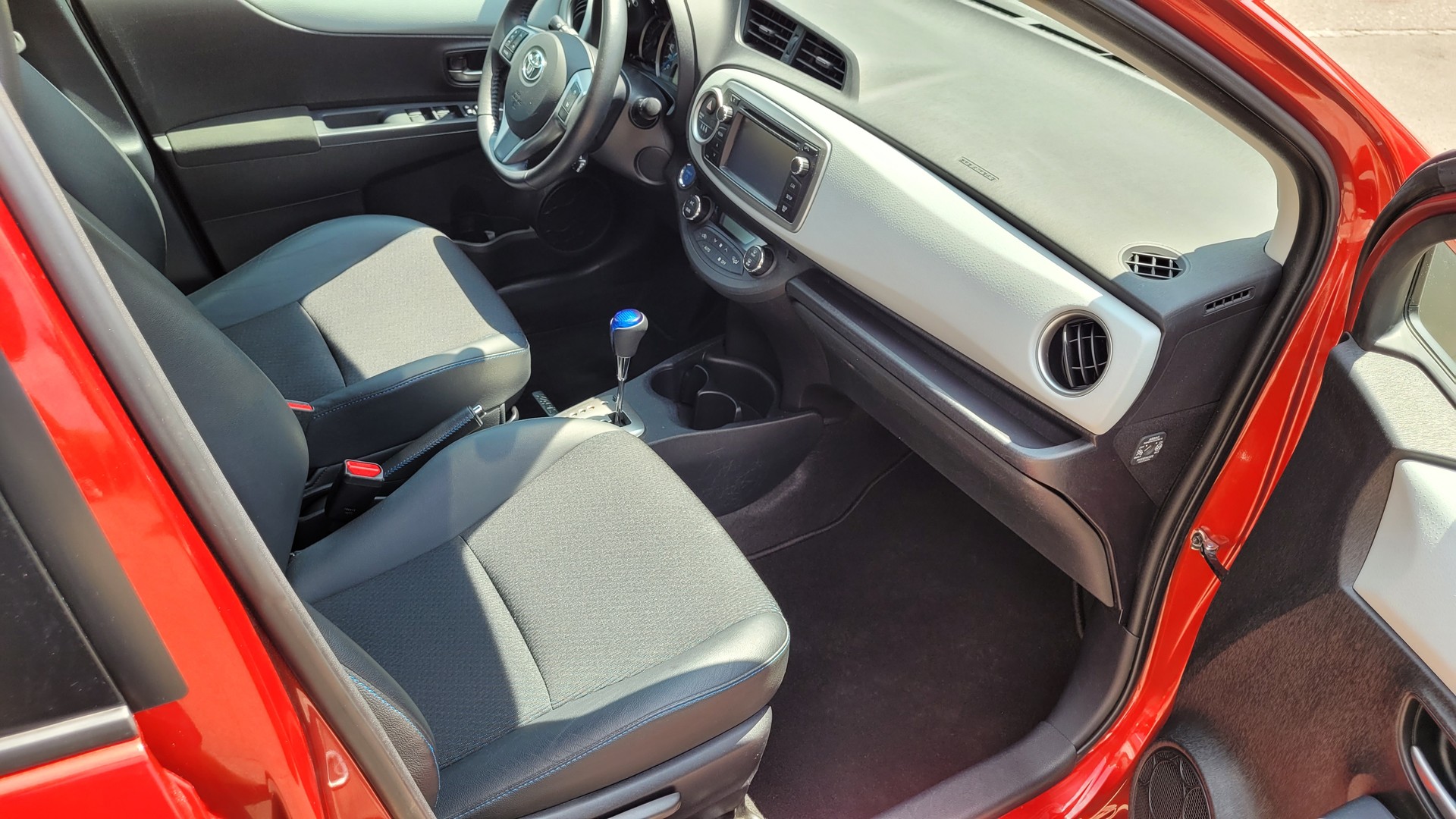 TOYOTA Yaris 1.5 VVT-i Hybrid Sol CVT-image-17
