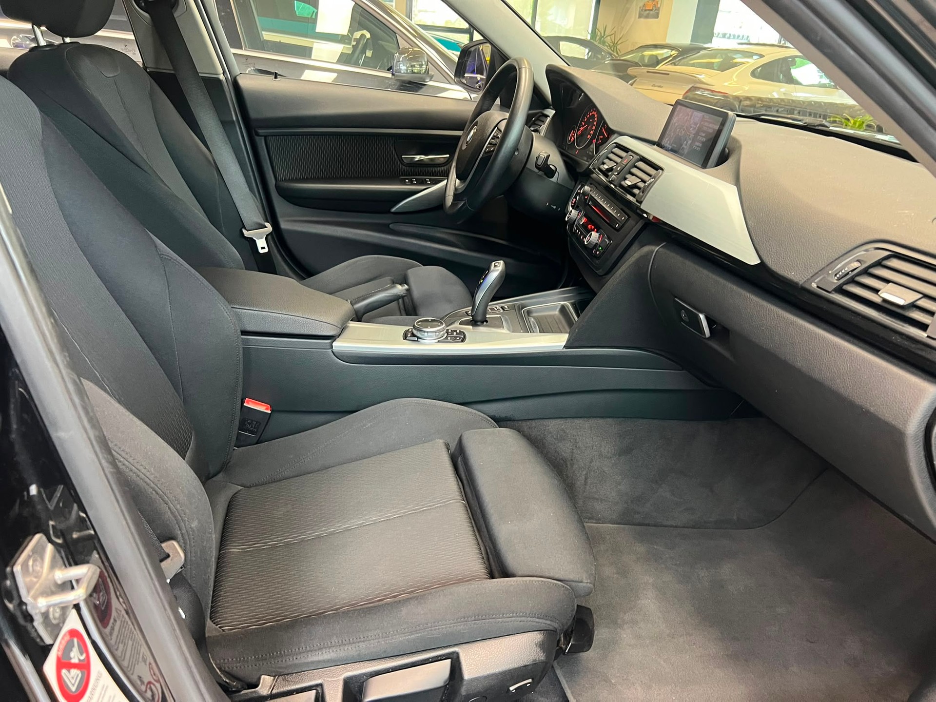 BMW 320d xDrive Touring-image-6