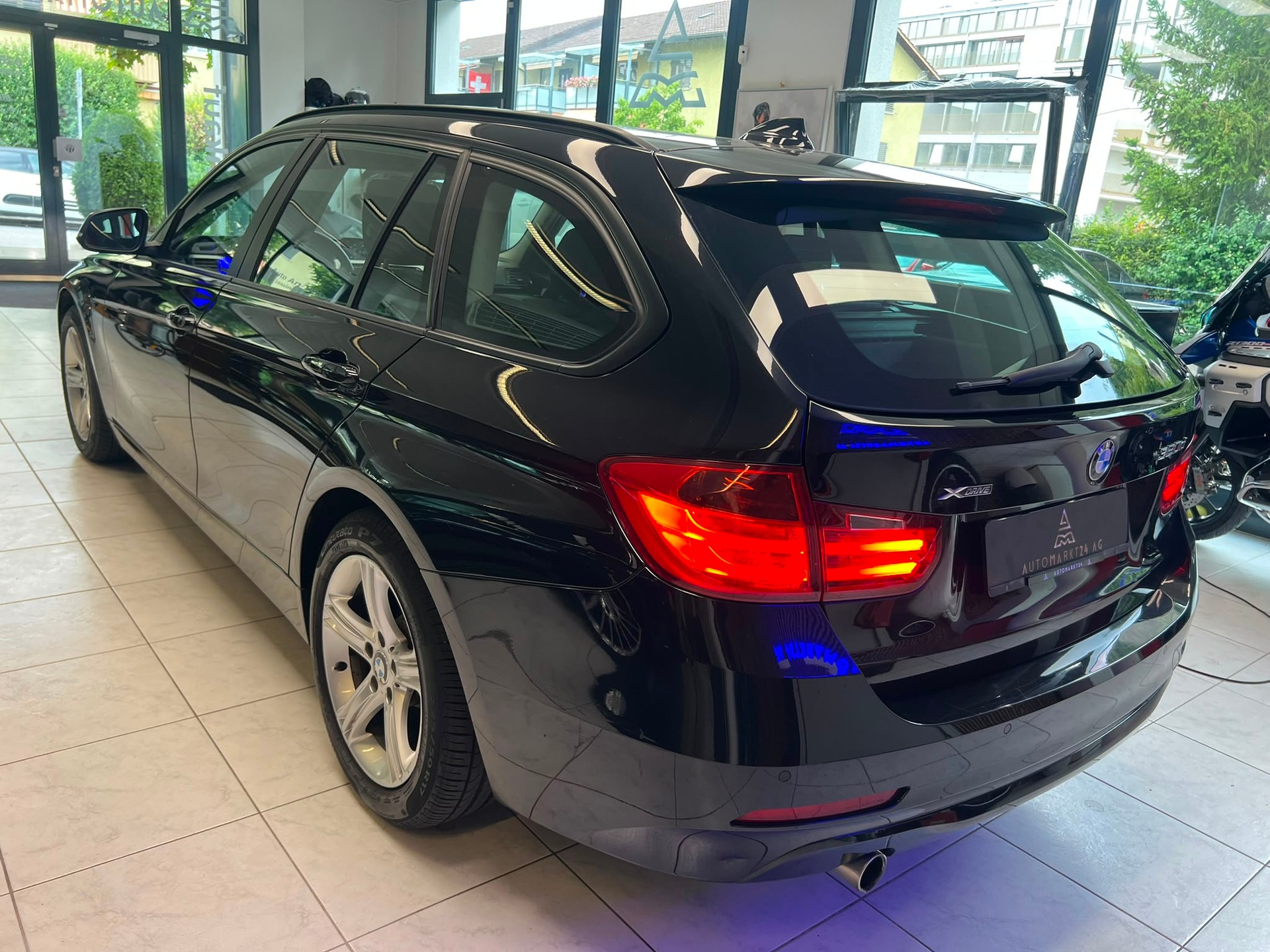 BMW 320d xDrive Touring-image-9