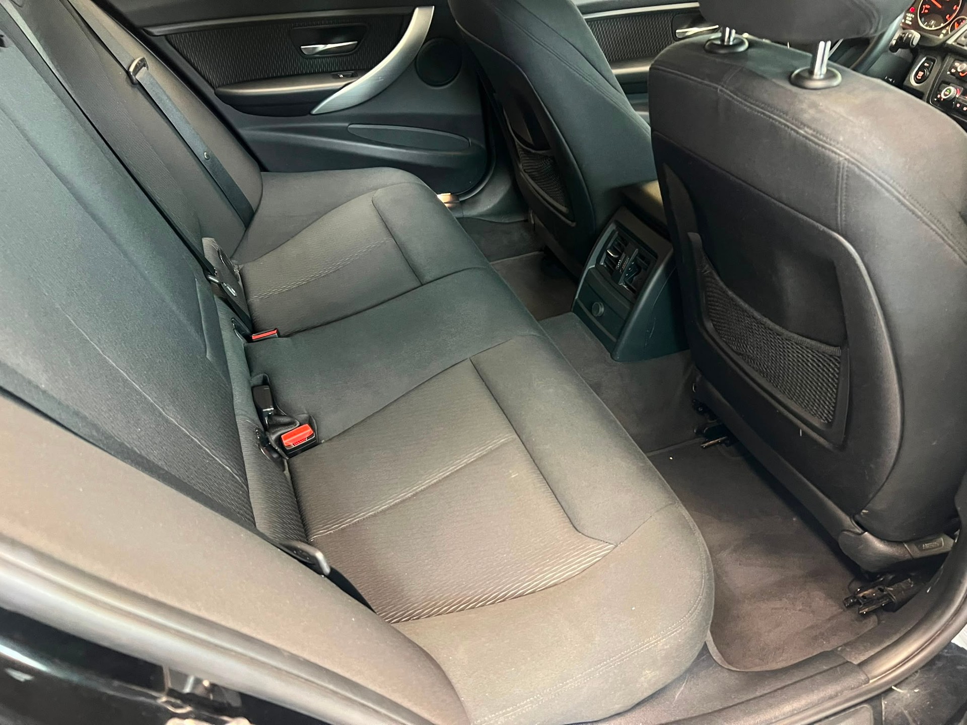 BMW 320d xDrive Touring-image-8