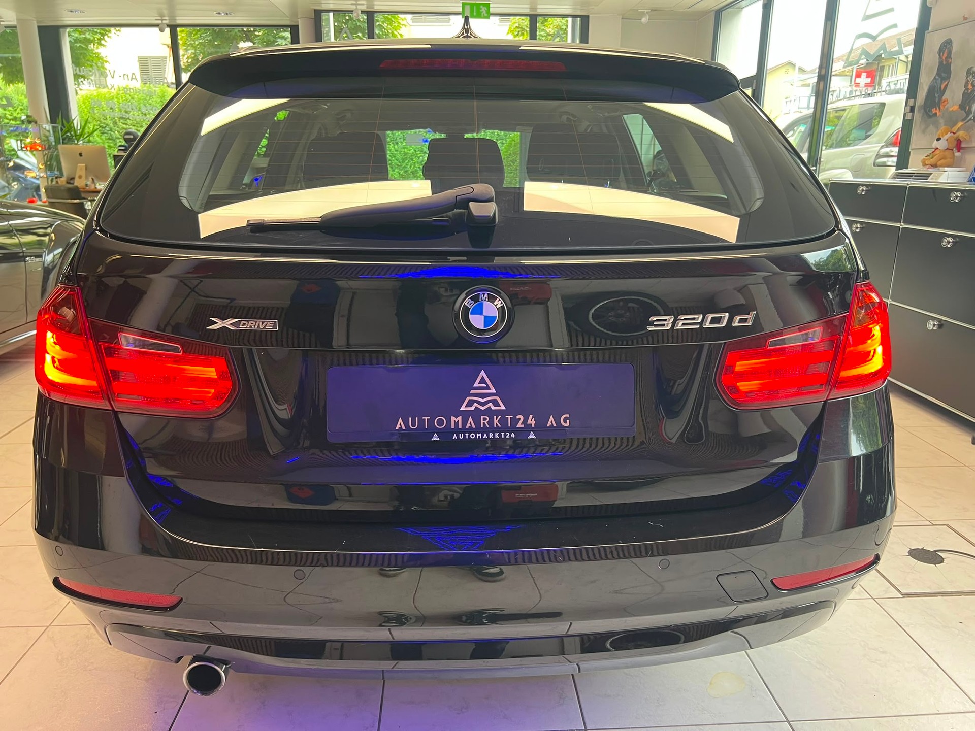 BMW 320d xDrive Touring-image-11