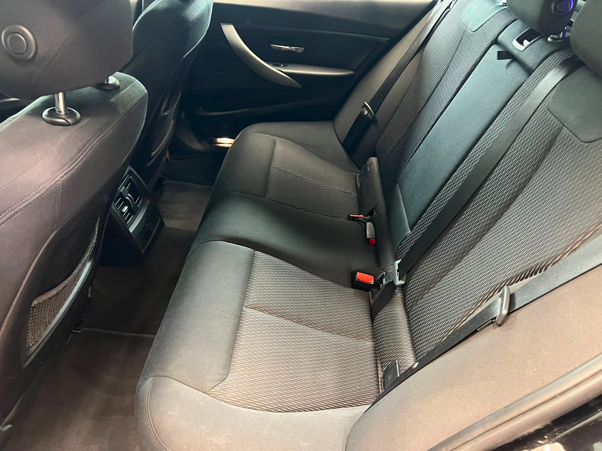 BMW 320d xDrive Touring-image-7