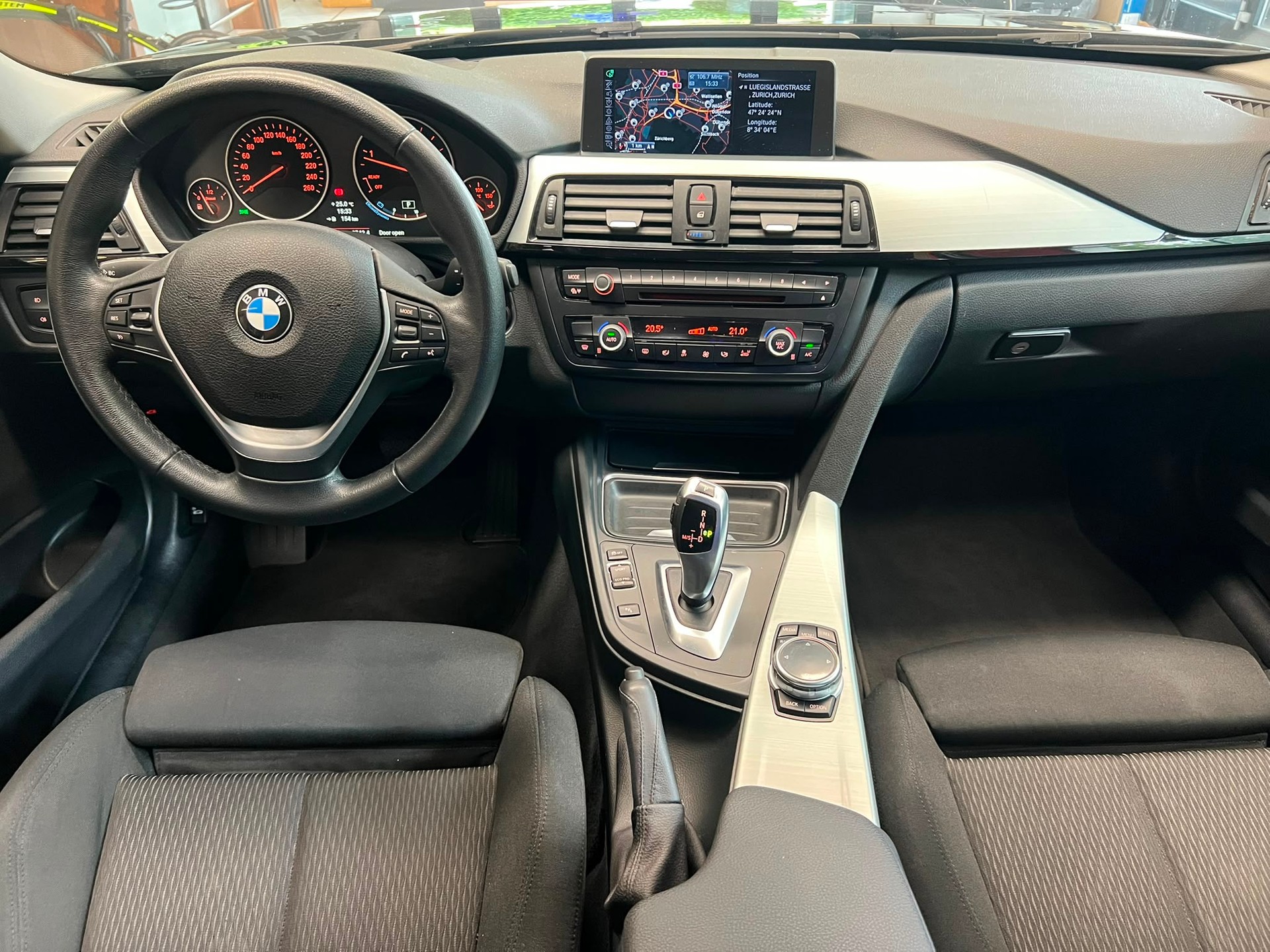 BMW 320d xDrive Touring-image-4