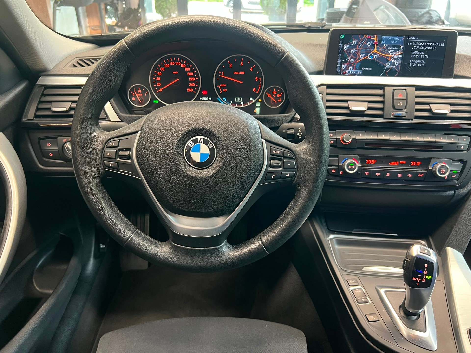 BMW 320d xDrive Touring-image-5