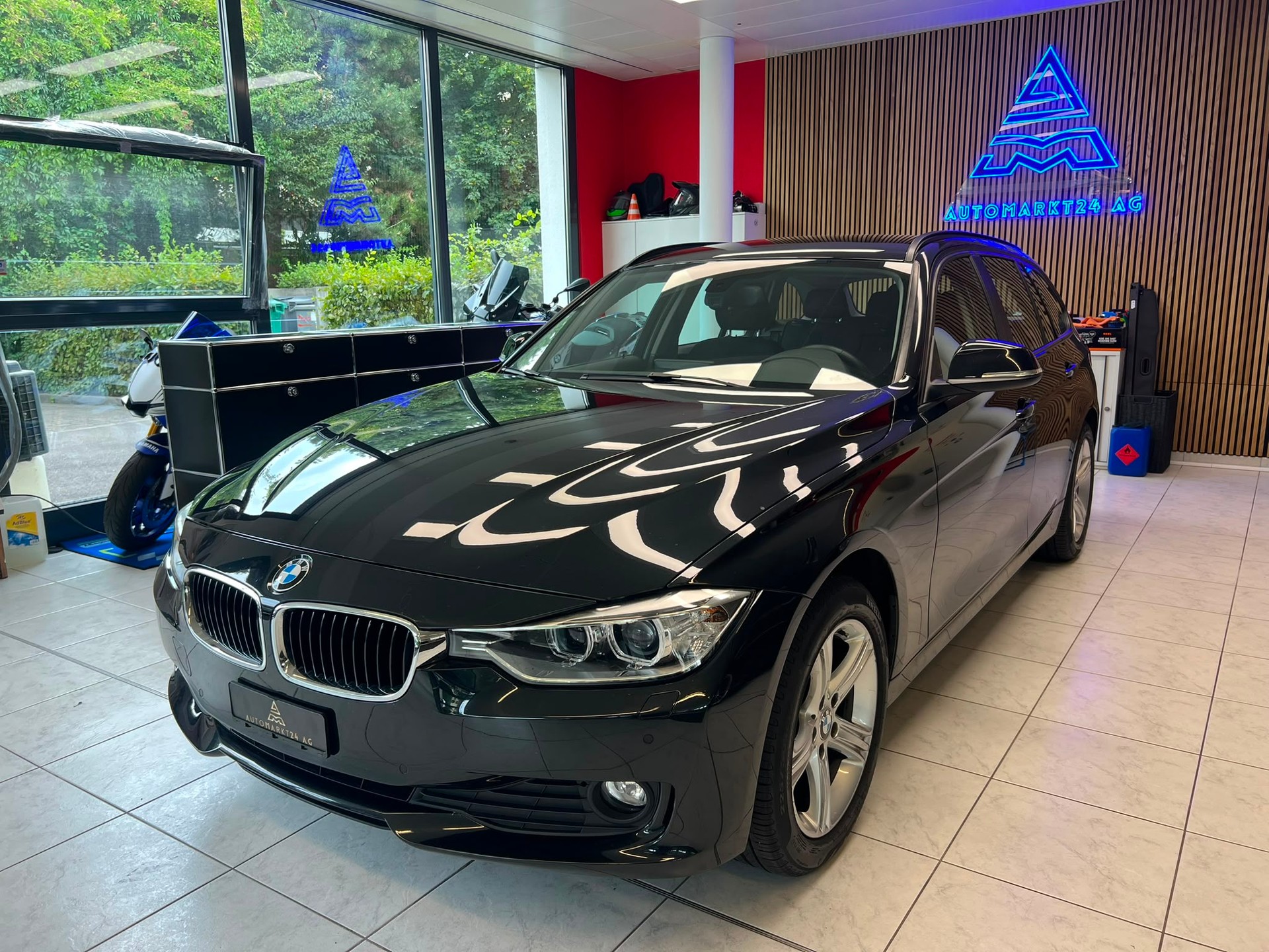 BMW 320d xDrive Touring-image-2