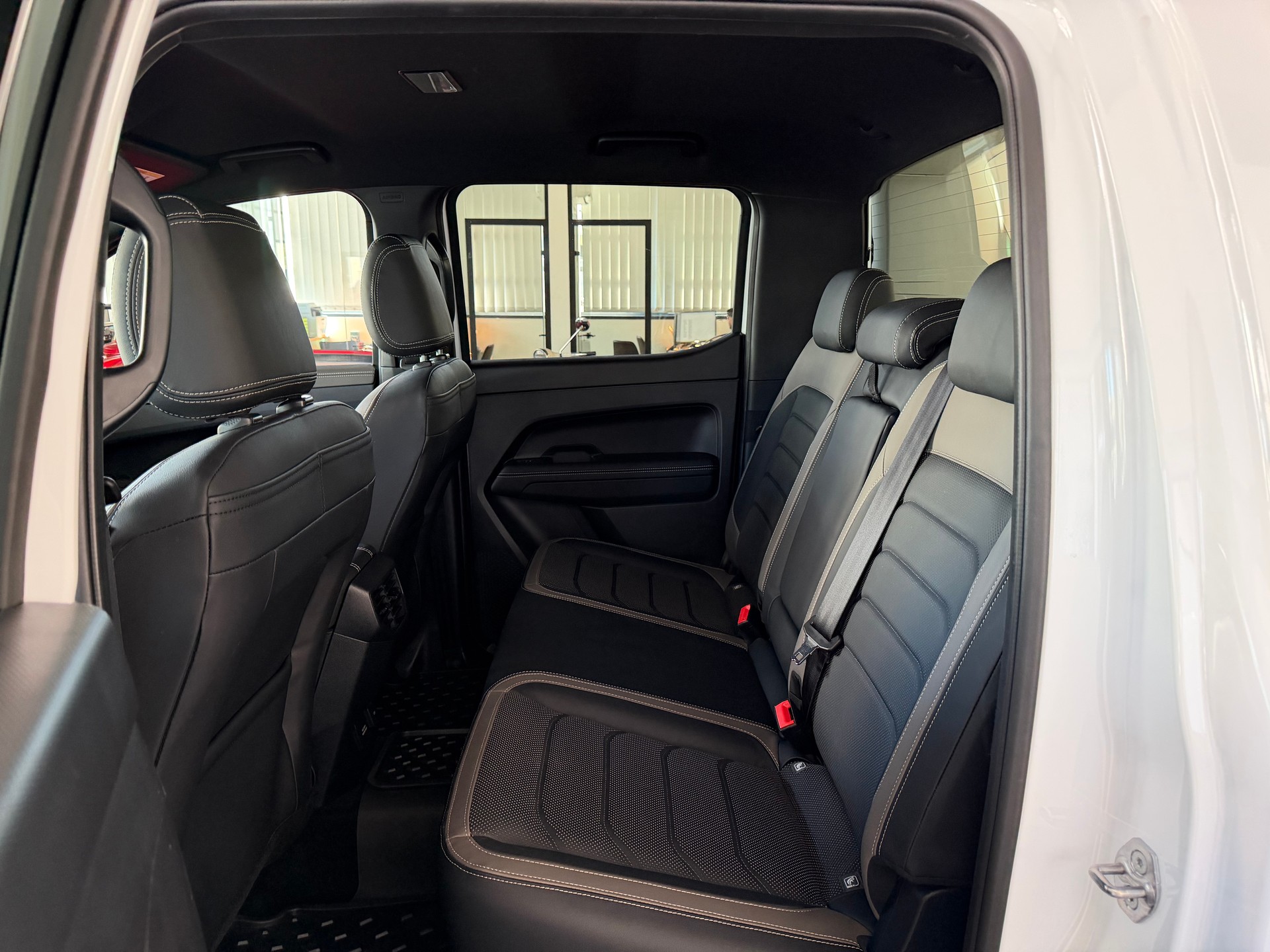 VW Amarok 3.0TDI Aventura Winter 1 3.0 V6 TDI 4X4 241 PS ( AHK3500KG)-image-14