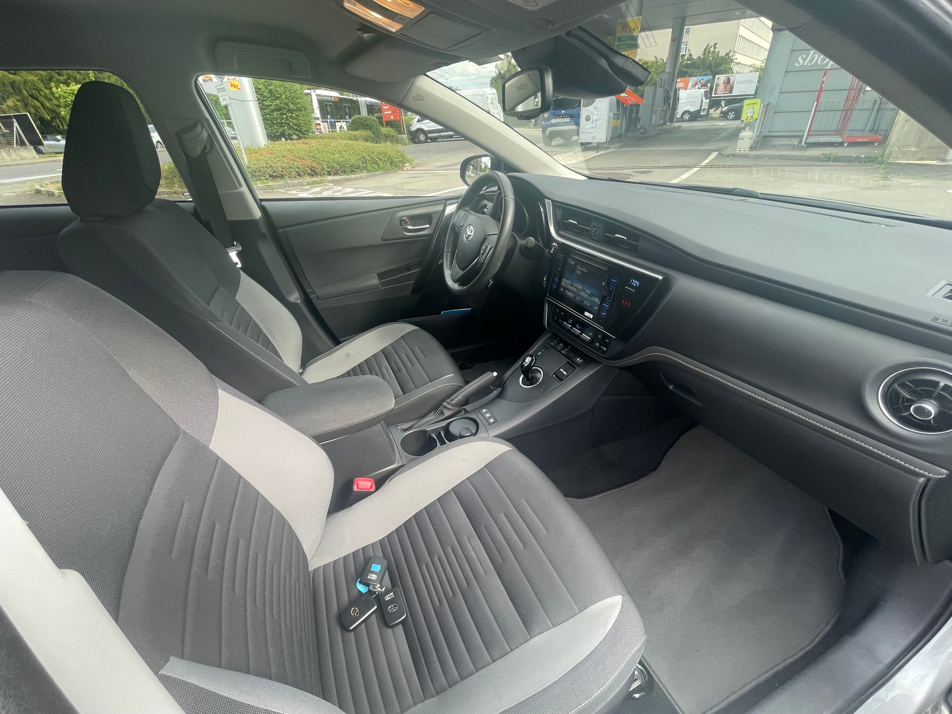 TOYOTA Auris 1.8 HSD Style e-CVT-image-8