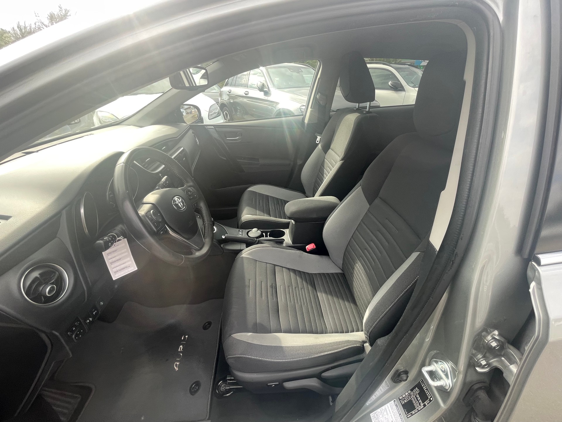 TOYOTA Auris 1.8 HSD Style e-CVT-image-9