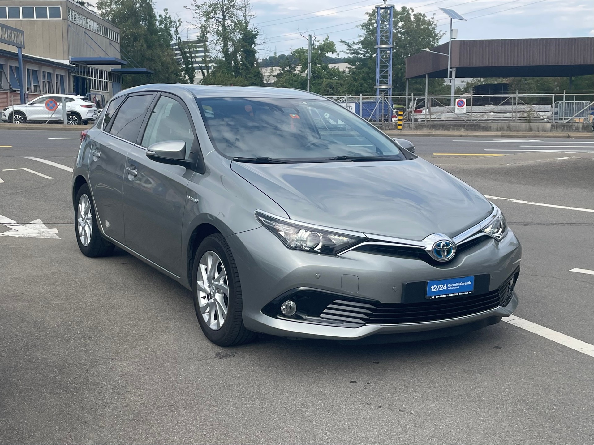 TOYOTA Auris 1.8 HSD Style e-CVT-image-2