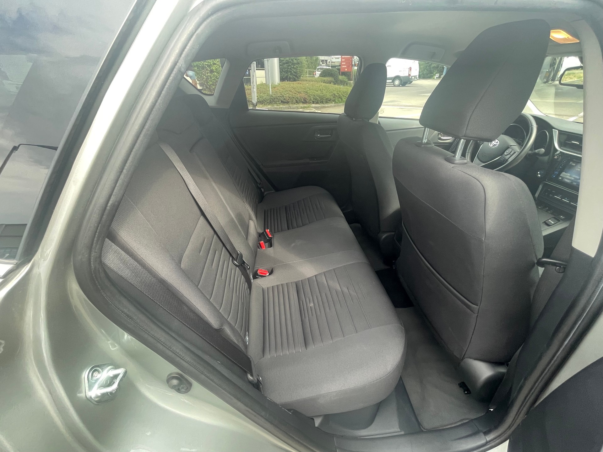 TOYOTA Auris 1.8 HSD Style e-CVT-image-6