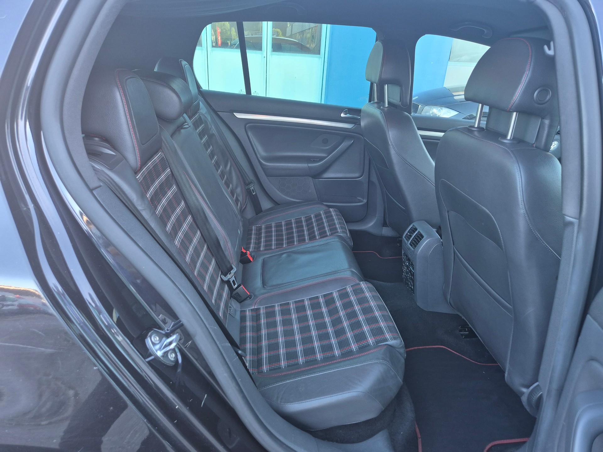 VW Golf 2.0 TFSI GTI Edition 30-image-3