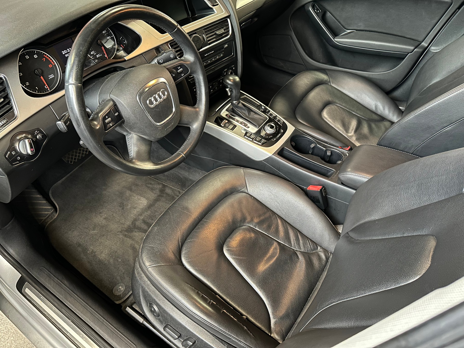 AUDI A4 Limousine 2.0 TFSI quattro S-tronic-image-9
