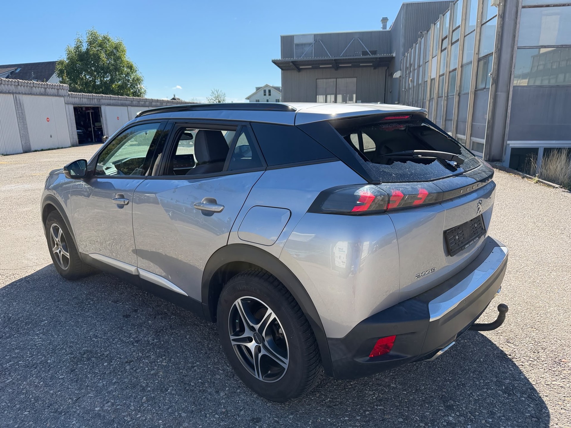 PEUGEOT 2008 1.2 PureTech Allure EAT8-image-5