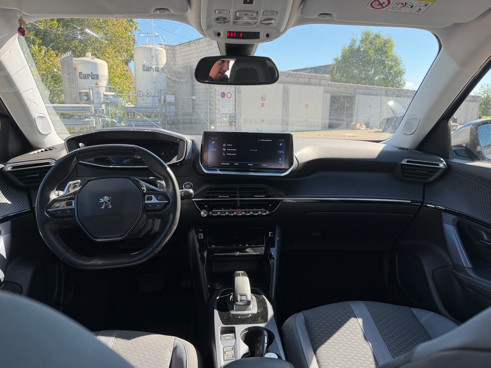 PEUGEOT 2008 1.2 PureTech Allure EAT8-image-8