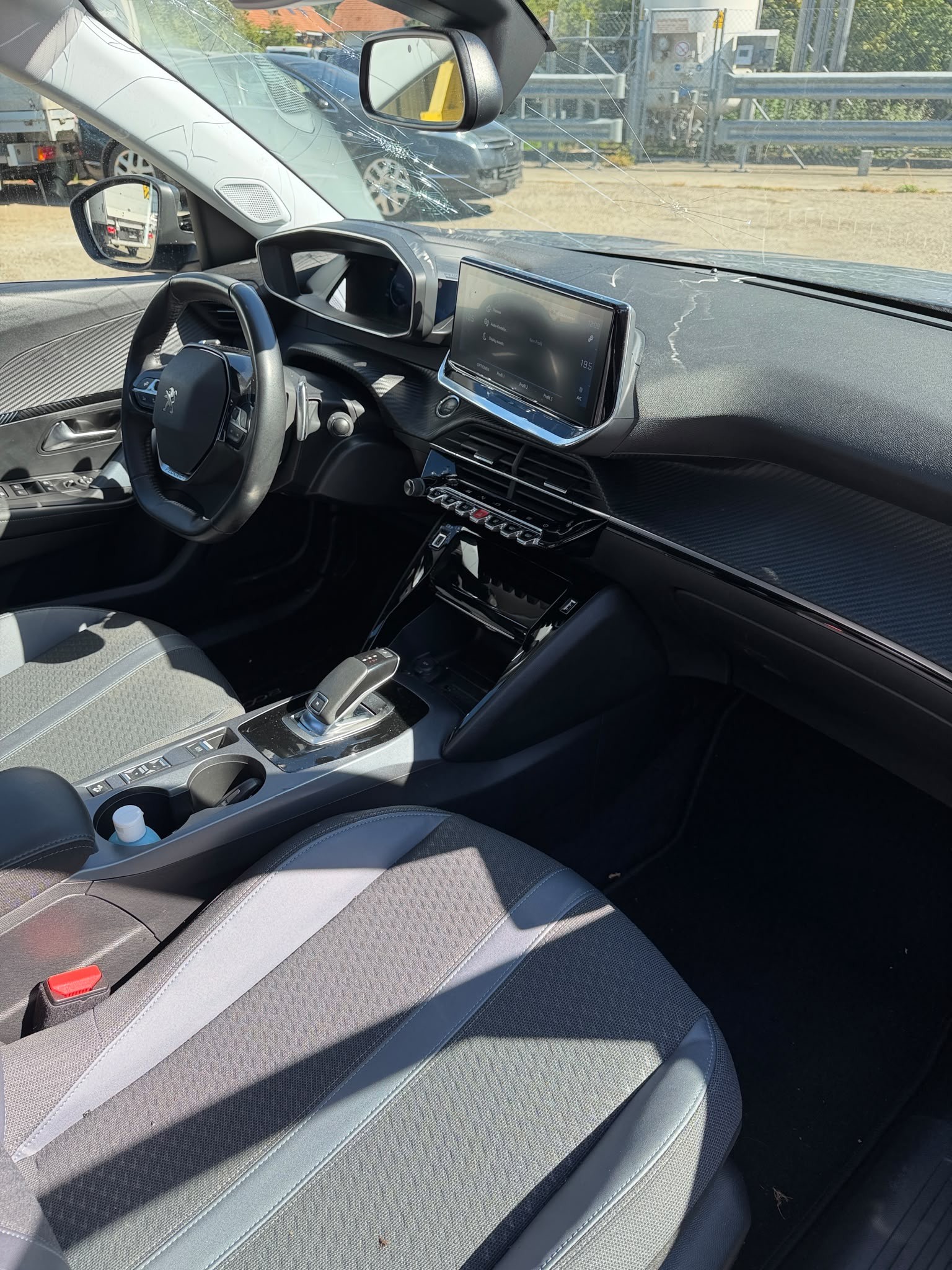 PEUGEOT 2008 1.2 PureTech Allure EAT8-image-10