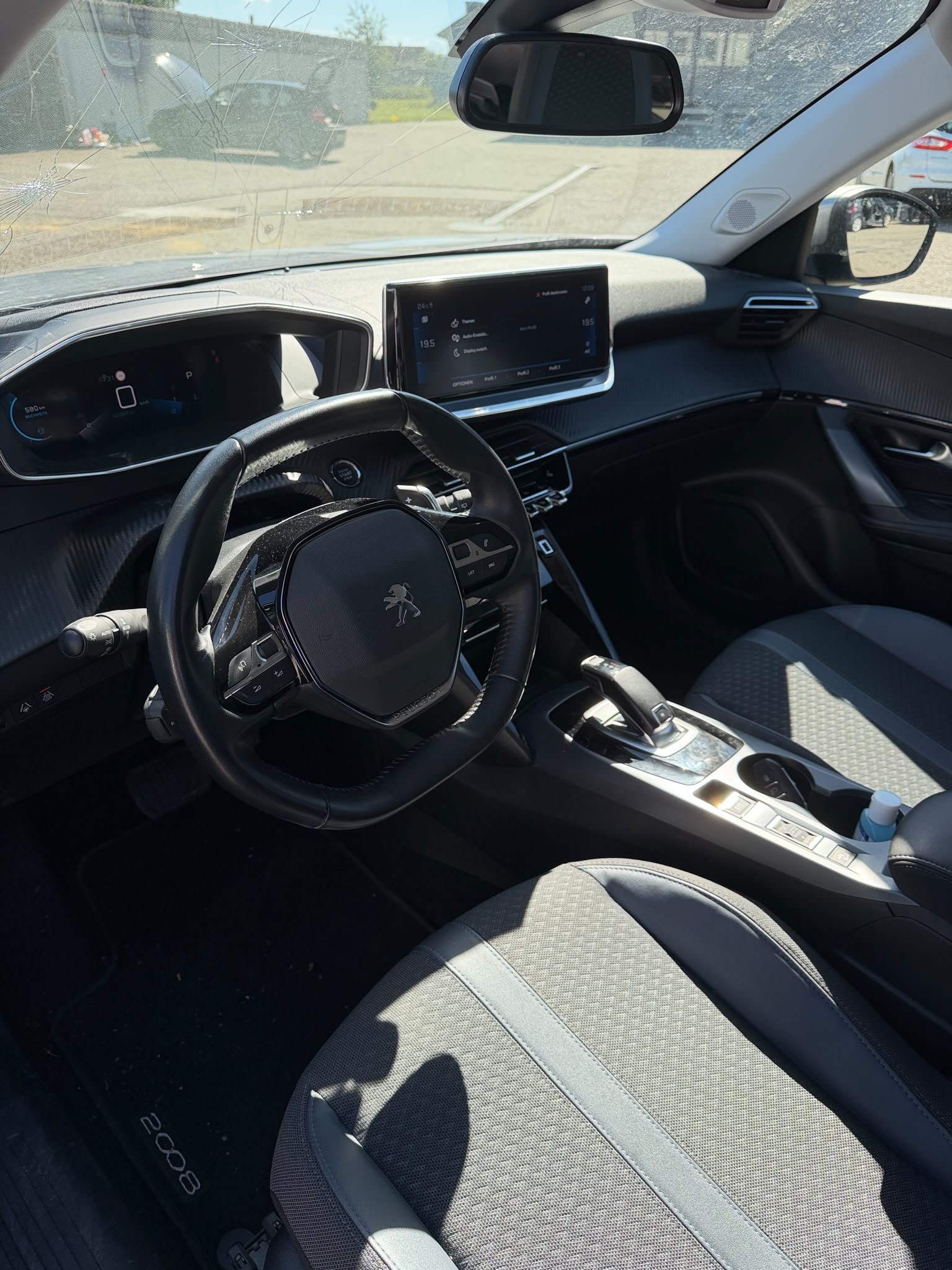 PEUGEOT 2008 1.2 PureTech Allure EAT8-image-9