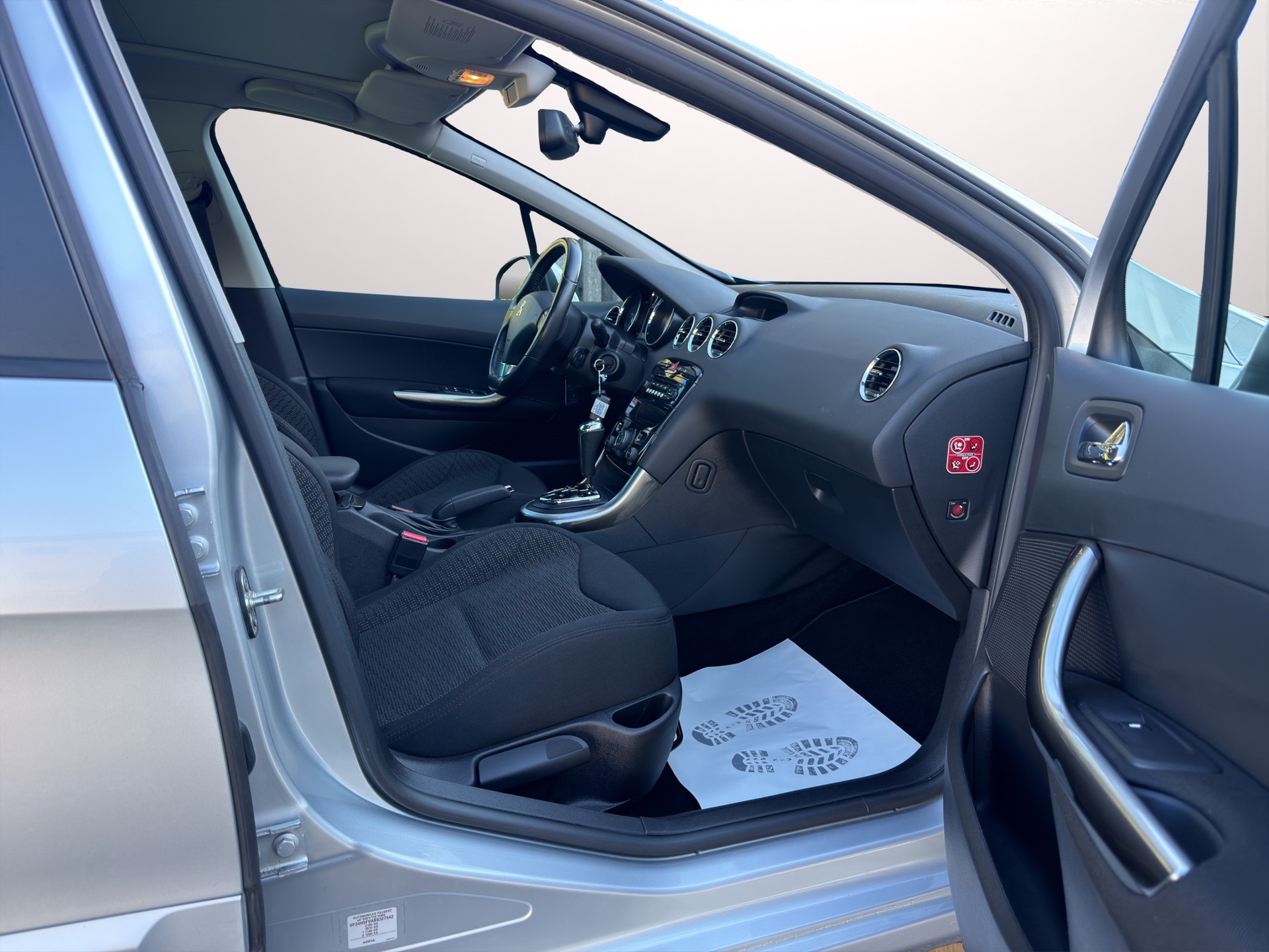 PEUGEOT 308 SW 1.6 16V Turbo Millesim 200 Automatic-image-13