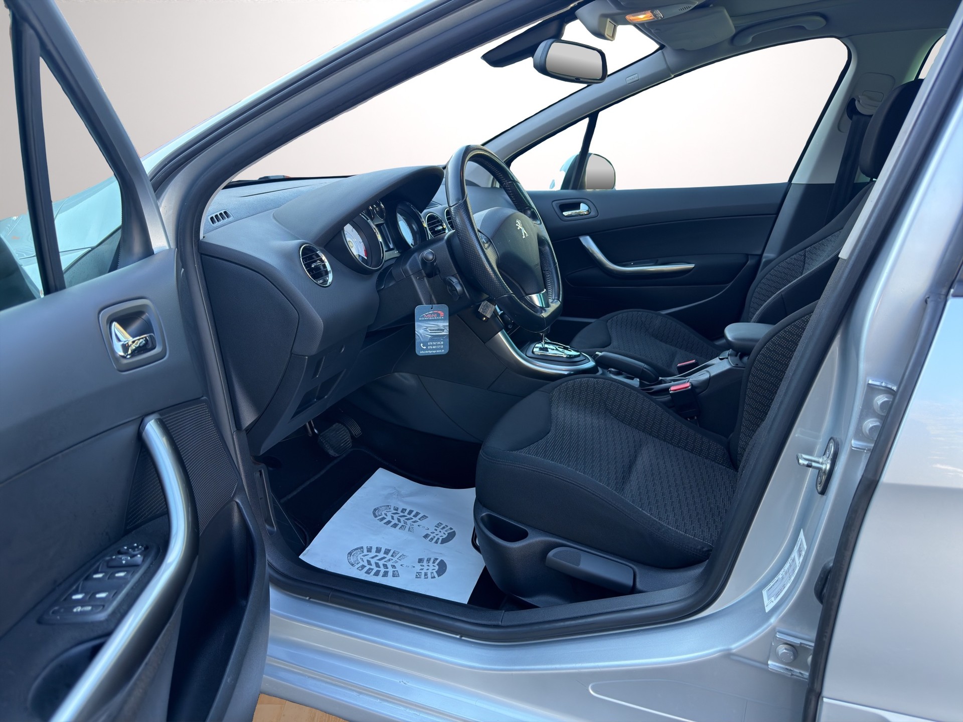 PEUGEOT 308 SW 1.6 16V Turbo Millesim 200 Automatic-image-8