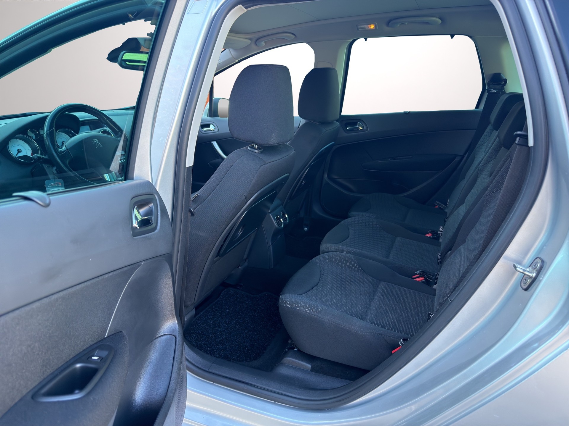 PEUGEOT 308 SW 1.6 16V Turbo Millesim 200 Automatic-image-11