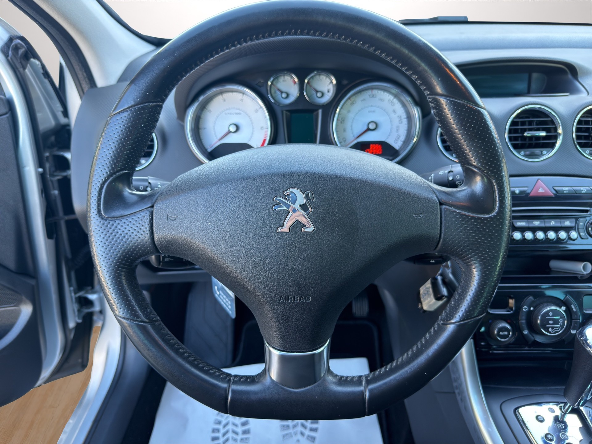 PEUGEOT 308 SW 1.6 16V Turbo Millesim 200 Automatic-image-9