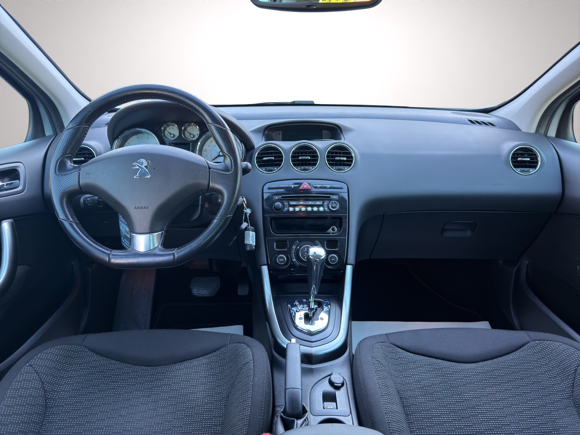PEUGEOT 308 SW 1.6 16V Turbo Millesim 200 Automatic-image-12