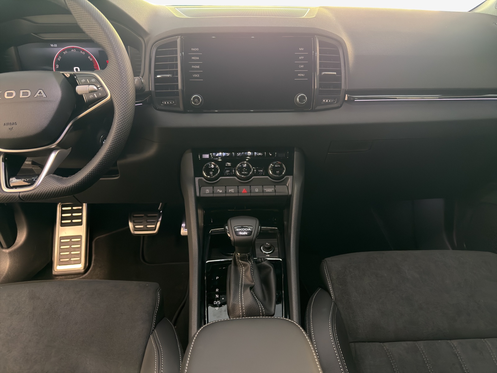 SKODA Karoq 2.0 TSI SportLine 4x4 DSG-image-10