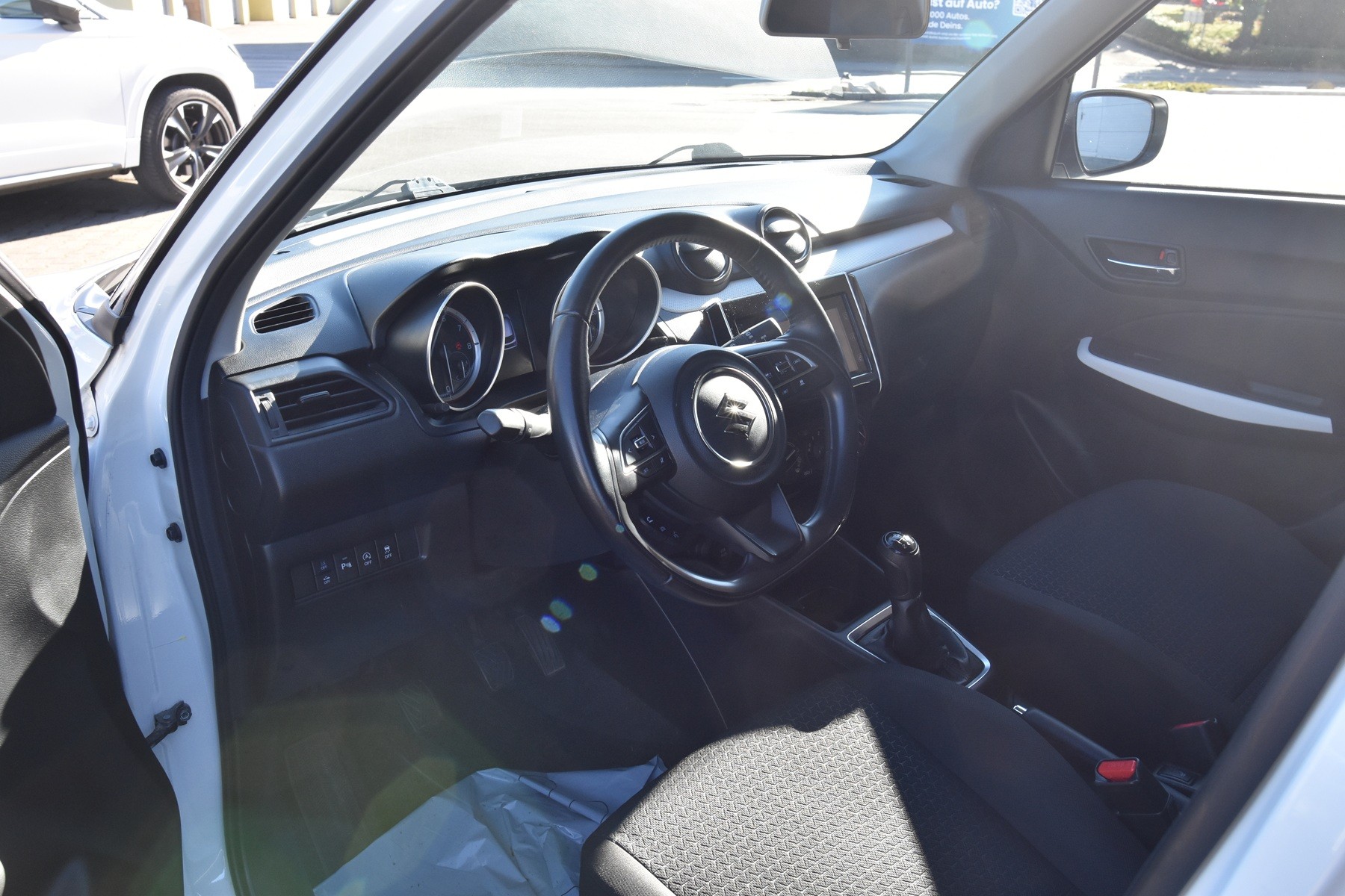 SUZUKI Swift 1.2 Compact + 4x4 Hybrid-image-8